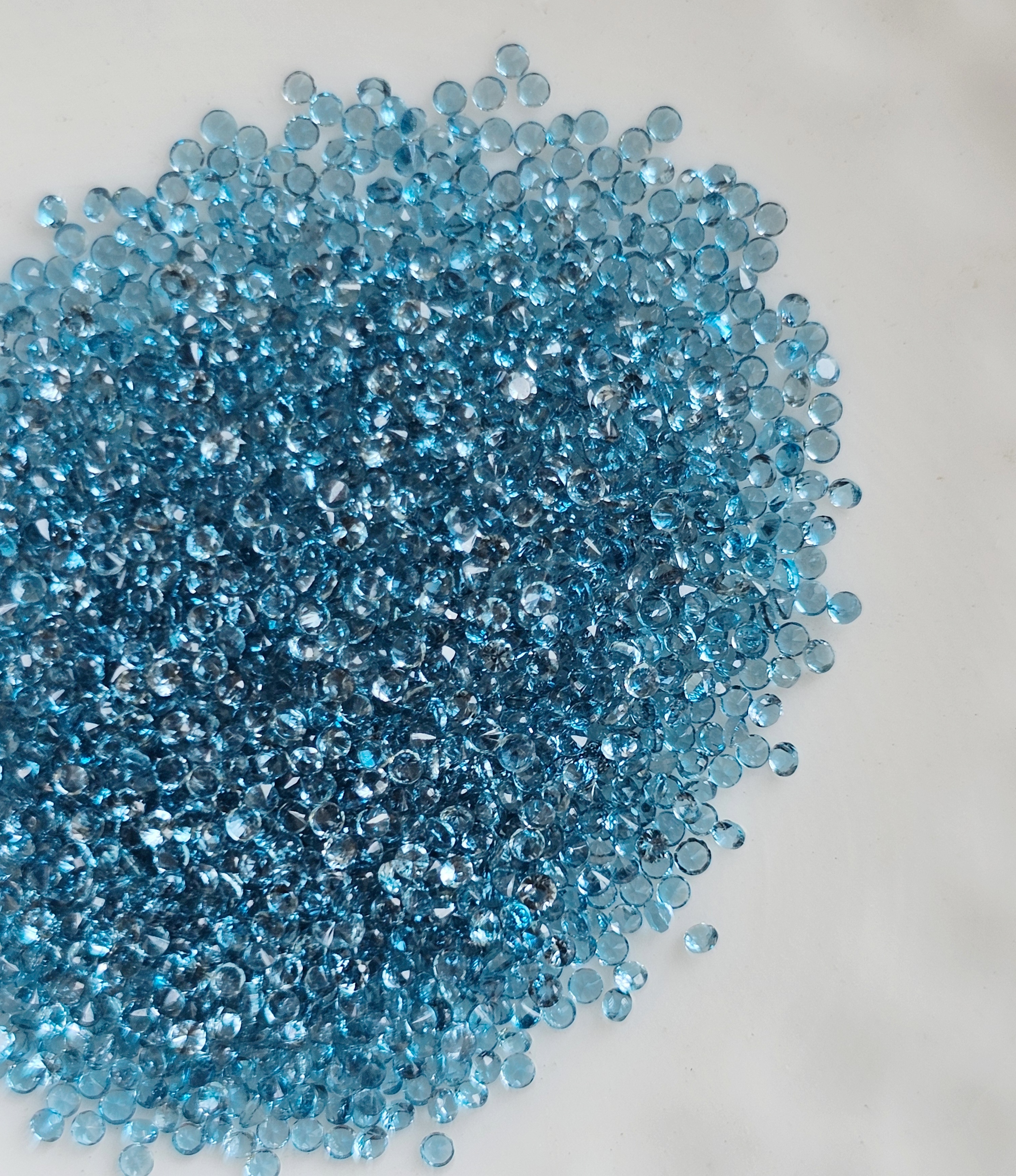 พลอยลอนดอนบลูโทปาสกลม 1.0 มม. 1 กะรัต