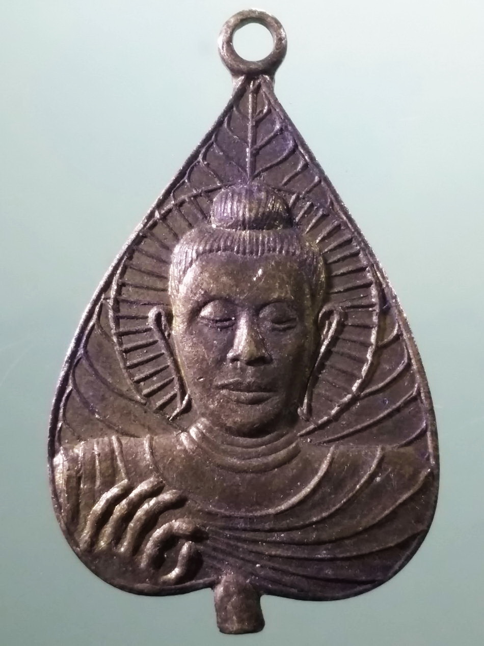 รหัสสินค้า เหรียญพระพุทธ 4099 เหรียญใบโพธิ์ พระพุทธเจ้า มหาศาสดาโลก หลังยันต์ ดินน้ำลมไฟ นะมะพะทะ เก่าครับเหรียญนี้ ไม่ทราบวัดที่ไหน จัดสร้าง