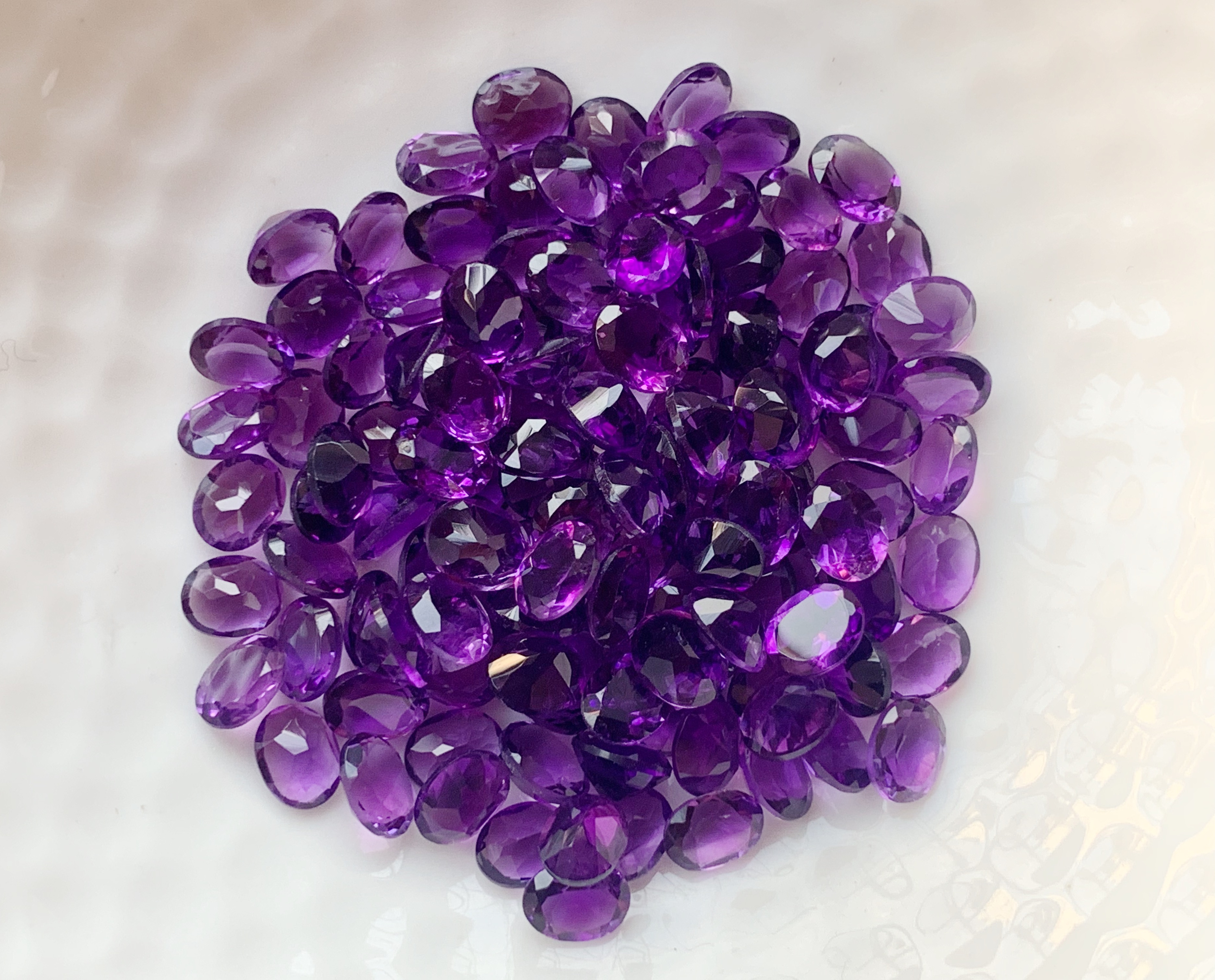 อเมทิสเข้มไข่ 5X4 มม. 5 กะรัต