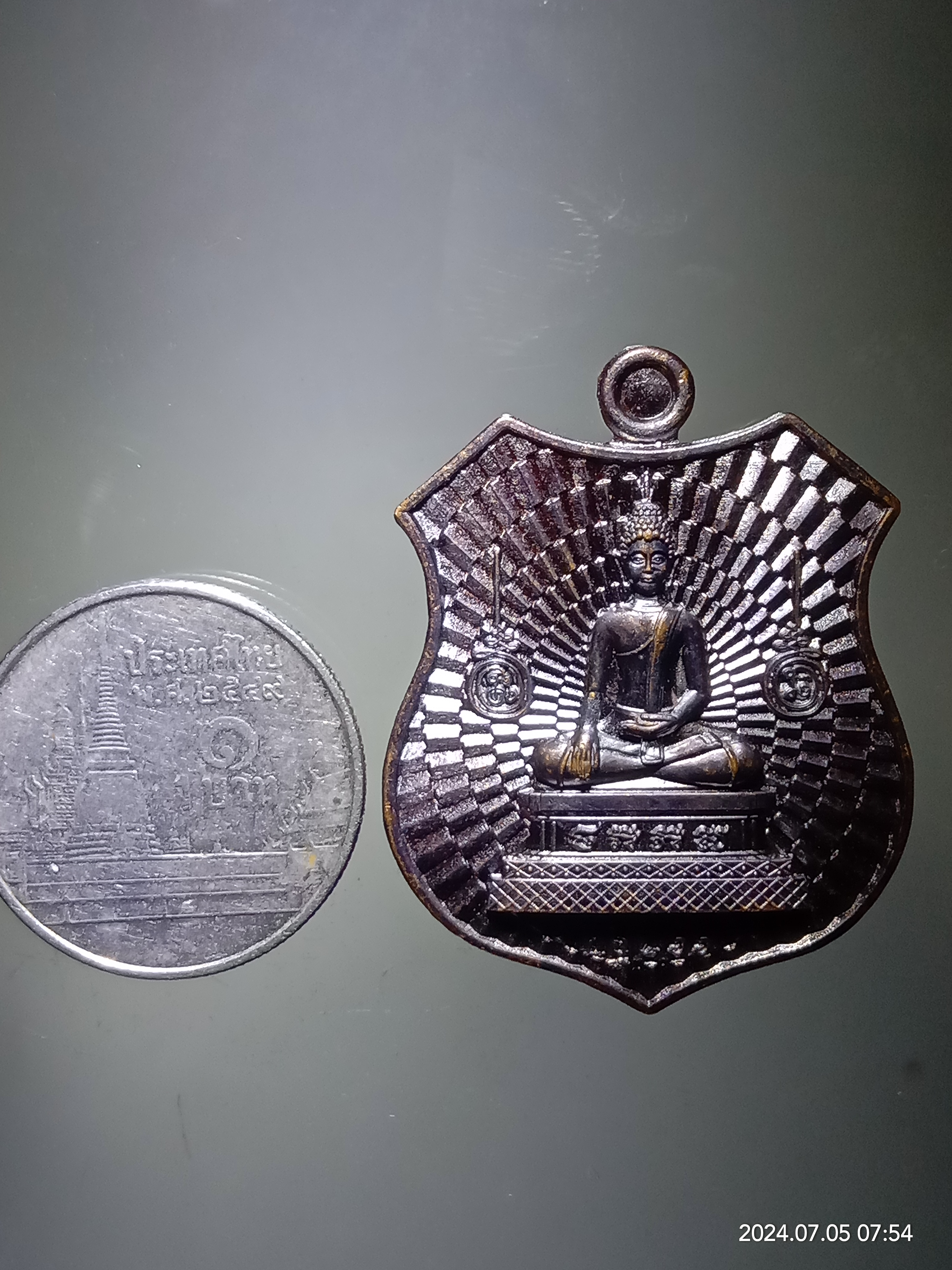 รหัสสินค้า เหรียญพระพุทธ 130 เหรียญพระประธานในโบสถ์ วัดราษฎร์เจริญ อำเภอวิหารแดง จังหวัดสระบุรี ตอกโค๊ต ด้านหลัง หมายเลข 1205