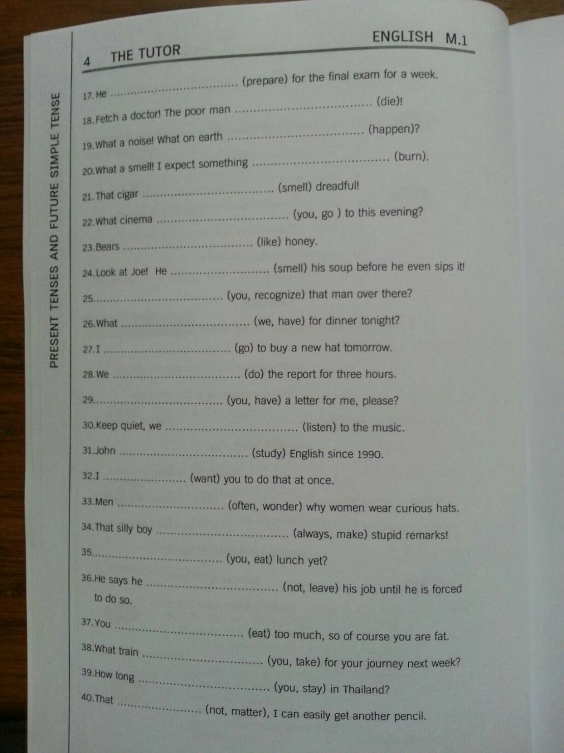 หนังสือกวดวิชา English M.1 ของ The tutor (เหมาะสำหรับเตรียมตัวสอบเข้าม.1 ด้วย)