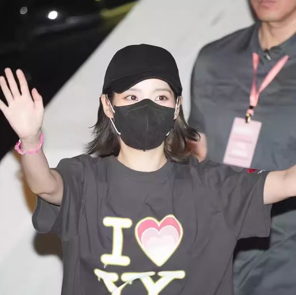 เสื้อยืดตามแบบ IU กับ JENNIE ใส่
