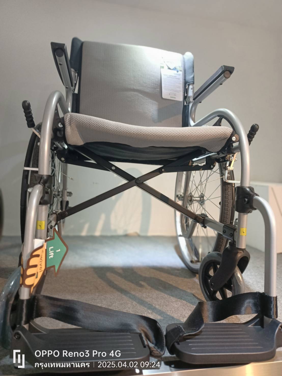 รถเข็นอะลูมิเนียมอัลลอยด์ KARMA รุ่น STAR2 (WheelChair KARMA STAR 2) ดีไซน์สวยงาม นั่งสบาย โครงพักเท้าสวิงเก็บไปด้านข้างได้ หรือถอดออกได้