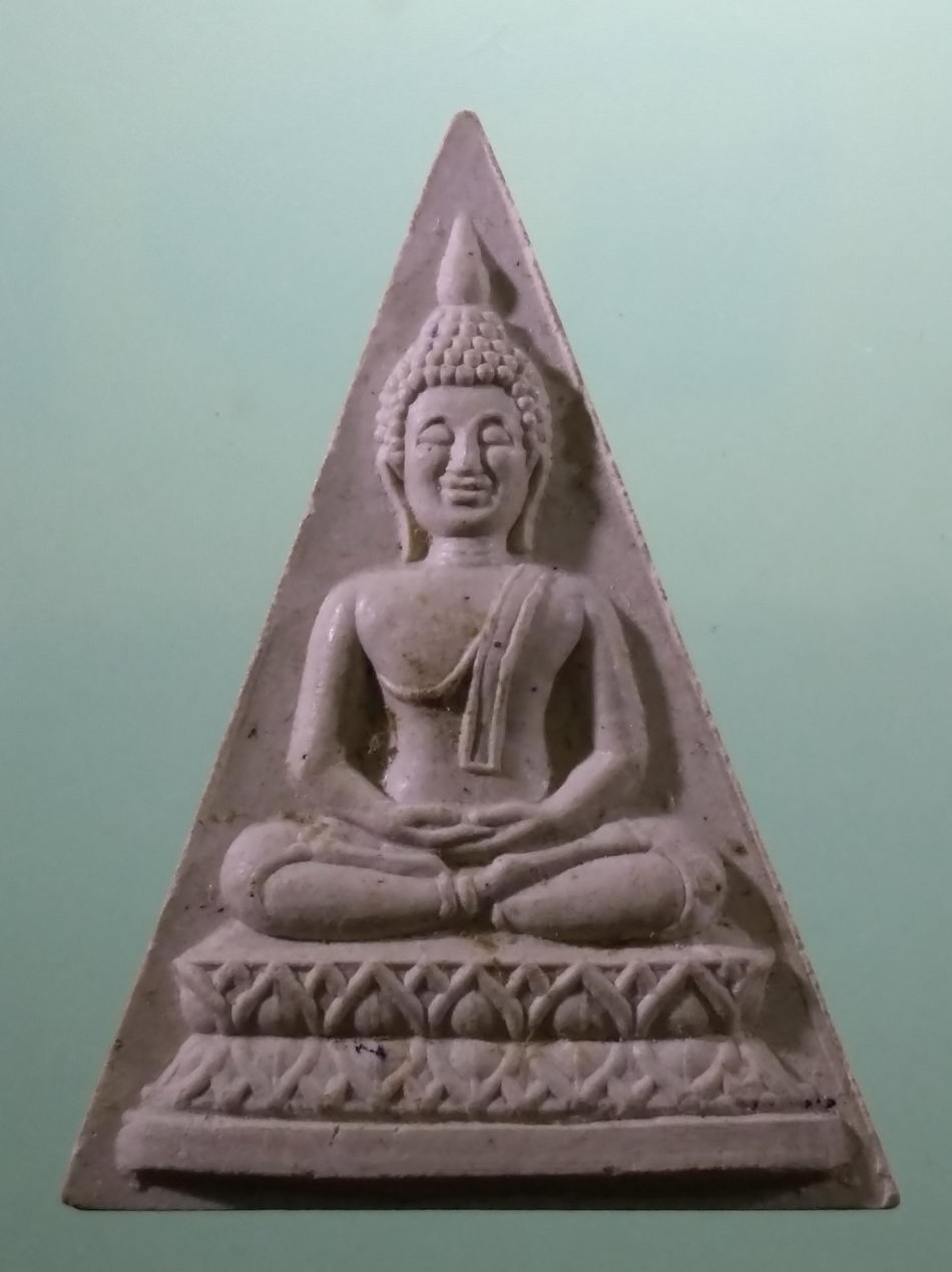 รหัสสินค้า พระมีกล่อง 4052 สมเด็จวัดสามปลื้ม สามเหลี่ยมพระประธานใหญ่ รุ่น 3 ปฏิสังขรณ์วัด จัดสร้างปี 2534 พระสวยกล่องเดิม