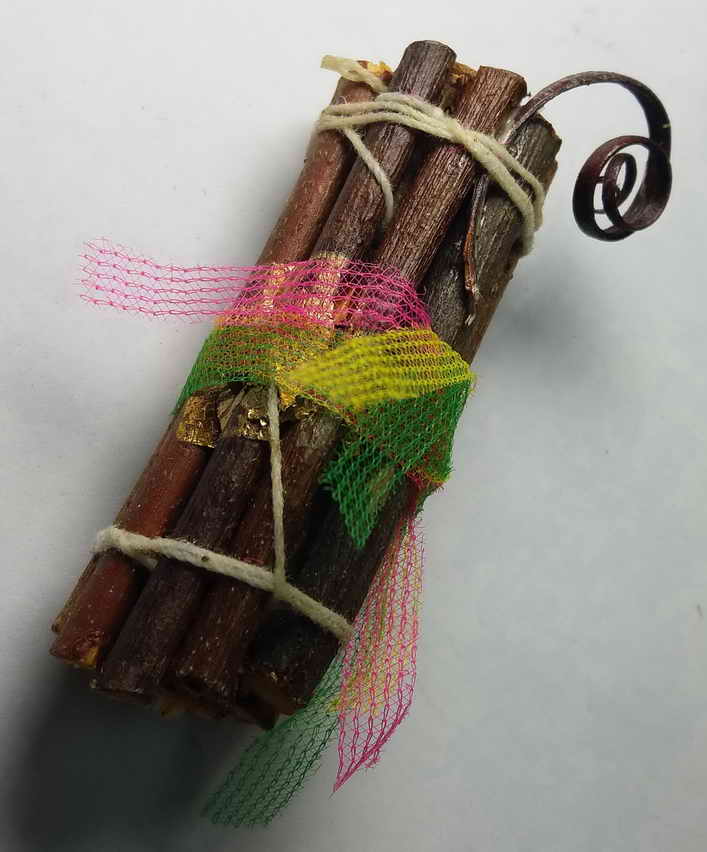 รหัสสินค้า เครื่องราง ล็อตเก็ต ภาพถ่าย 007 ไม้มงคล 9 อย่างปิดทอง พันผ้าสามสี พระรายการนี้ให้เช่าบูชาแล้ว