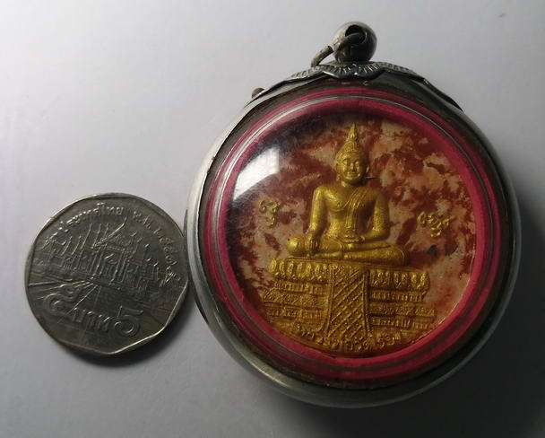 รหัสสินค้า นครปฐม 020 หลวงพ่อวัดไร่ขิง เนื้อผงก้นครก ทาทองบรอนซ์ อำเภอสามพราน จังหวัดนครปฐม มาพร้อมเลี่ยมตลับผ่าหวาย พระรายการนี้ให้เช่าบูชาแล้ว