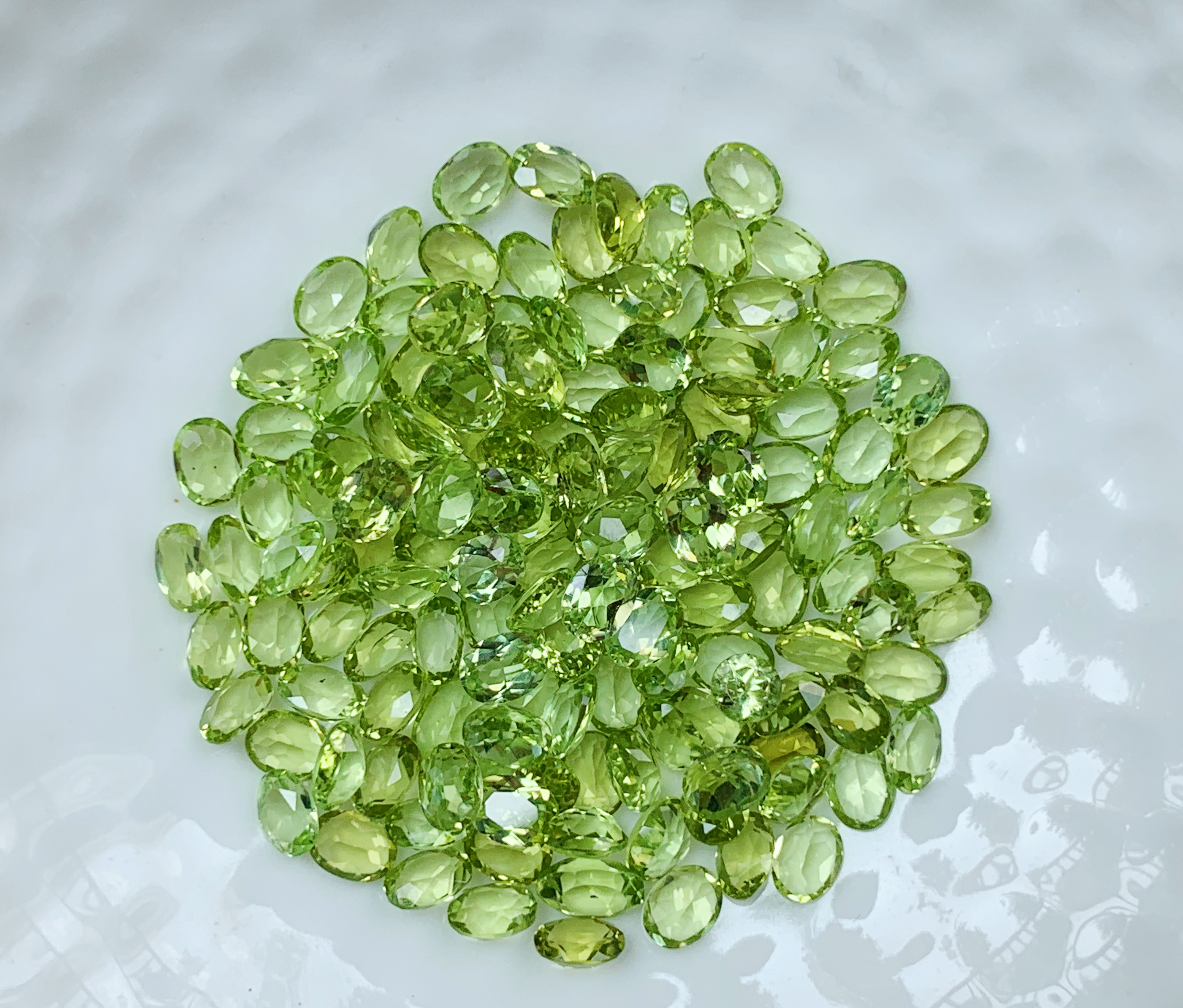 เพอริดอทไข่ 4X3 มม. 5 กะรัต