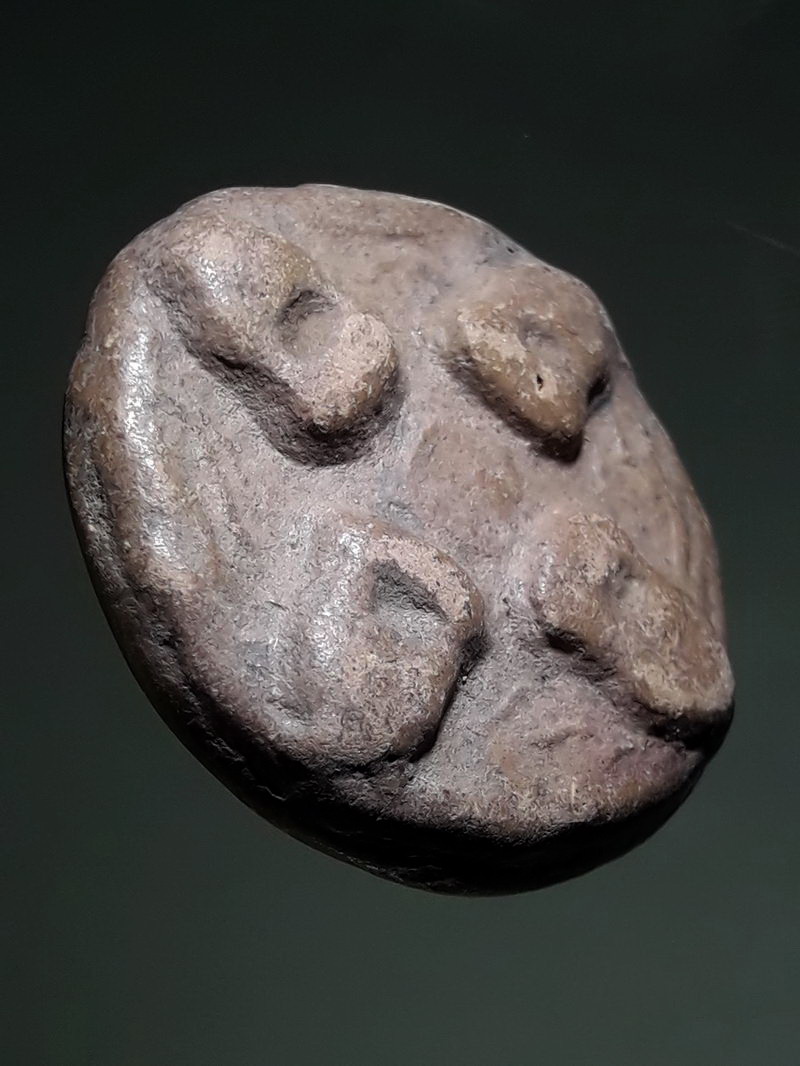 รหัสสินค้า พระเนื้อดิน ผง ว่าน 10491 พระปิดตาสี่ทิศ เนื้อดินเผา กรุวัดคูยาง จ.กำแพงเพชร สร้างราวปี พ.ศ.2444