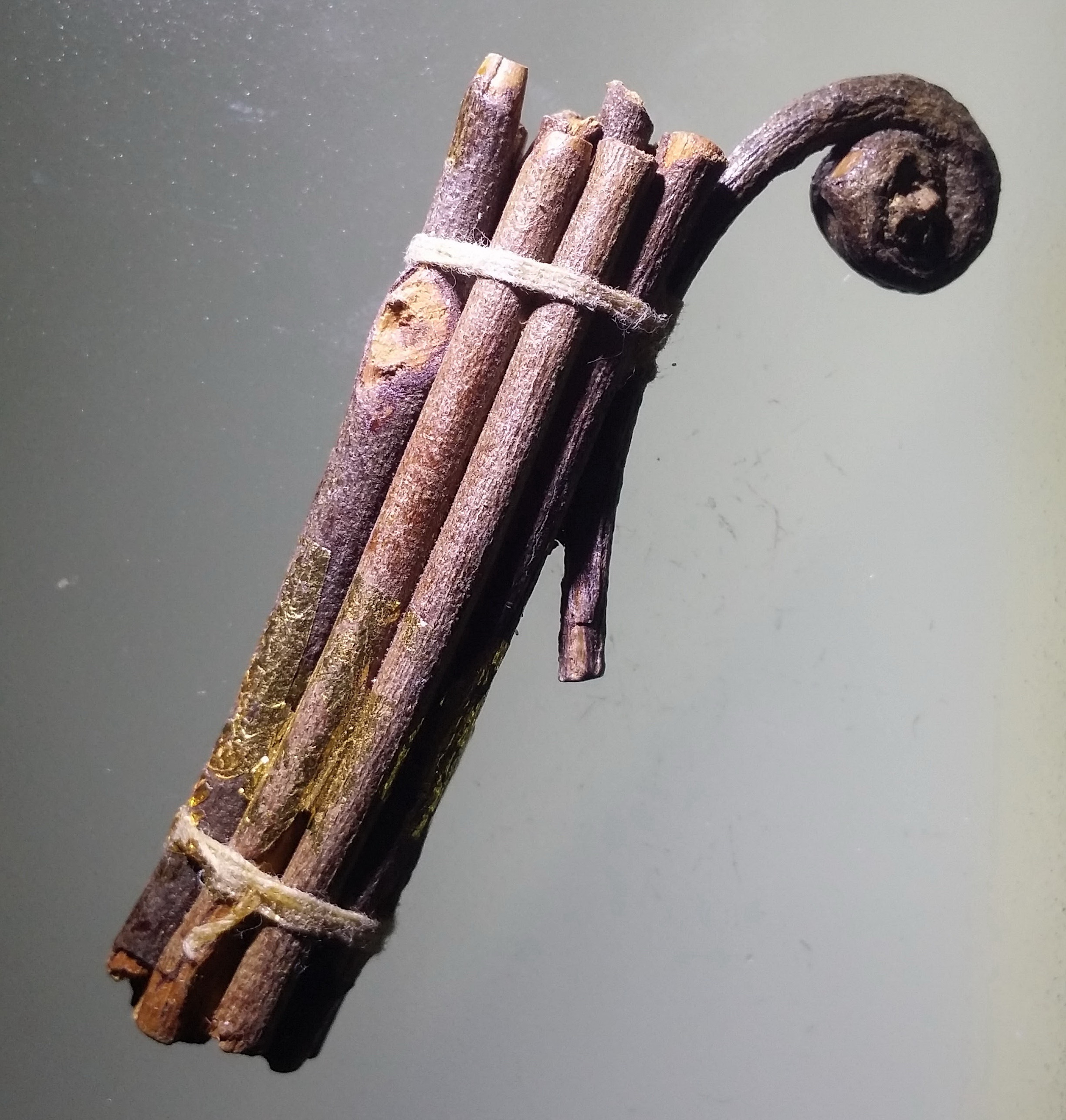 antig FB 469 เครื่องรางของขลัง ไม้มงคล 14 ชนิด เจ้าของเดิมบูชาด้วยการ ปิดทองคำเปลว มีขนาดความยาว 5.43 CM โดยประมาณ