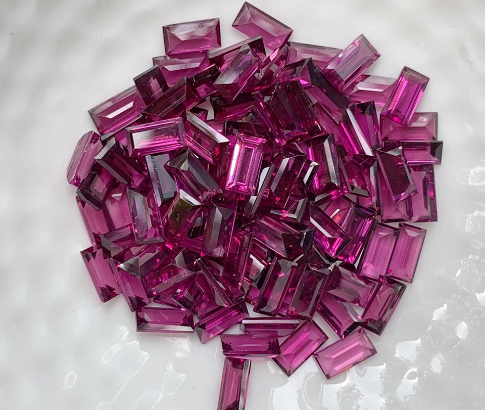 โรโดไลท์สี่เหลี่ยม 6X3 มม. 5 กะรัต