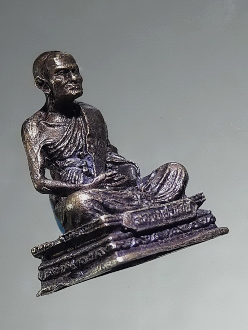 รหัสสินค้า พระกริ่ง พระหล่อ 840 รูปหล่อโบราณ หล่อก้นถ้วย หลวงพ่อเงิน วัดบางคลาน จังหวัดพิจิตร ไม่ทราบปีที่สร้าง ตอกโค๊ต บริเวณสังฆาฏิ