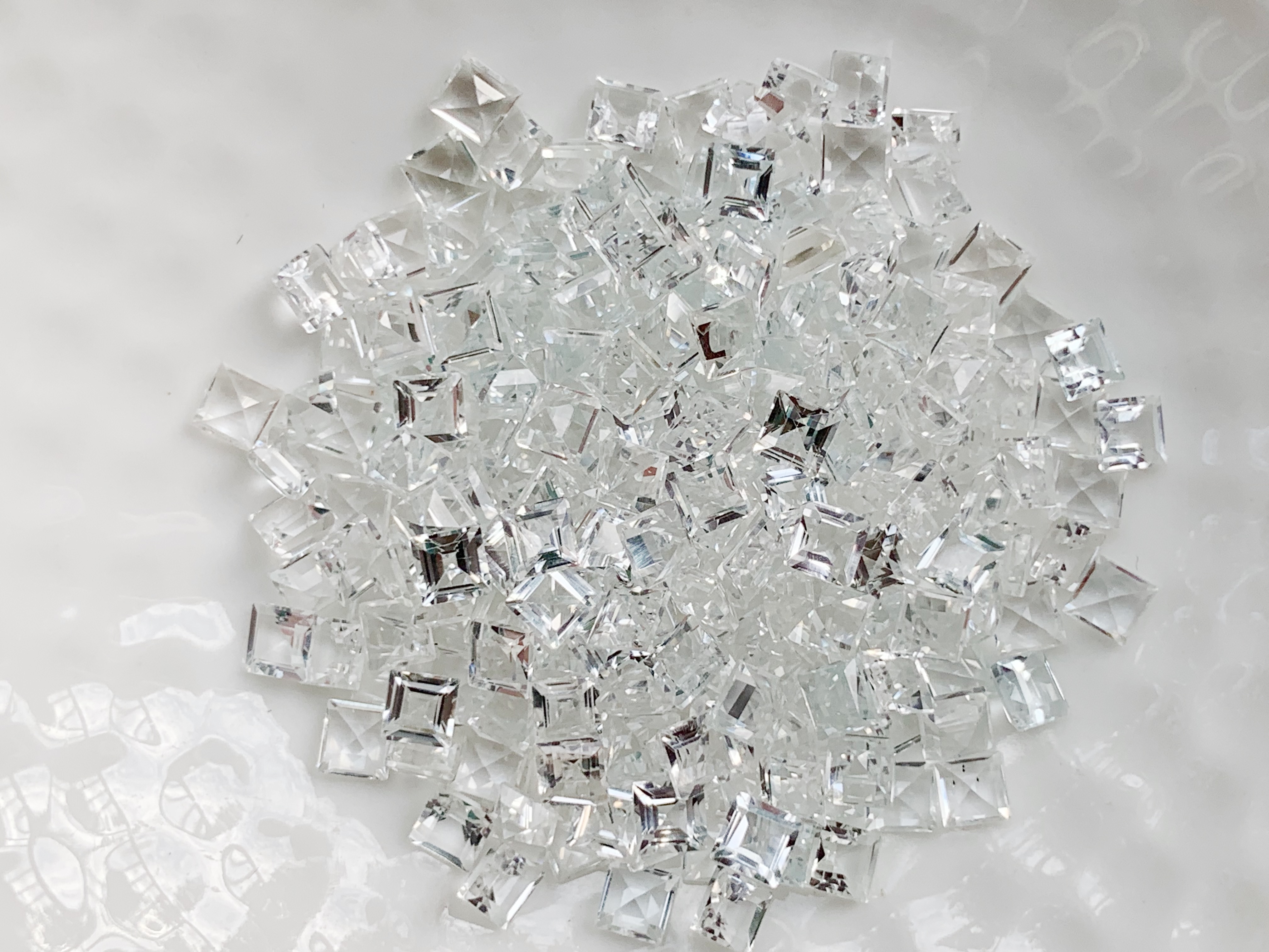 ไวท์โทปาสสี่เหลี่ยม 3X3 มม. 5 กะรัต