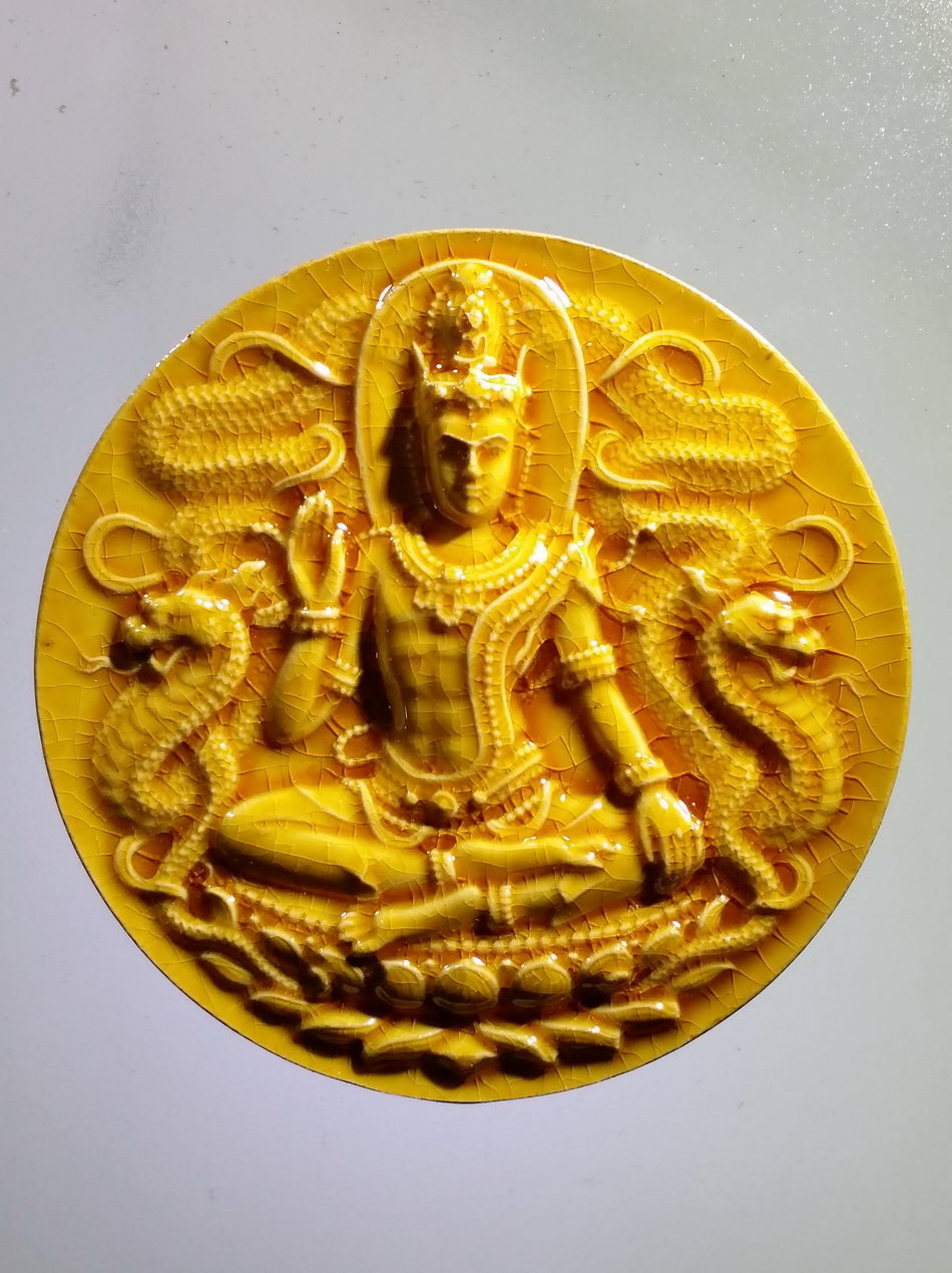 รหัสสินค้า จตุคามรามเทพ 633 พระเทวราชโพธิสัตว์จตุคามรามเทพ รุ่นเฉลิมราชจอมราชันย์ (โคตรเศรษฐียุค 8) เนื้อกระเบื้องเคลือบเหลือง ขนาด 5.5 cm พร้อมกล่องเดิม