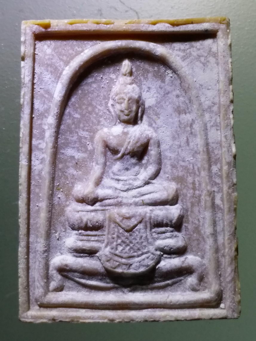 รหัสสินค้า พระเนื้อดิน เนื้อผง เนื้อว่าน 6591 สมเด็จพระพุทธประทานพร เนื้อผงน้ำมัน หลังรูปเหมือนหลวงพ่อแพ วัดพิกุลทอง จังหวัดสิงห์บุรี