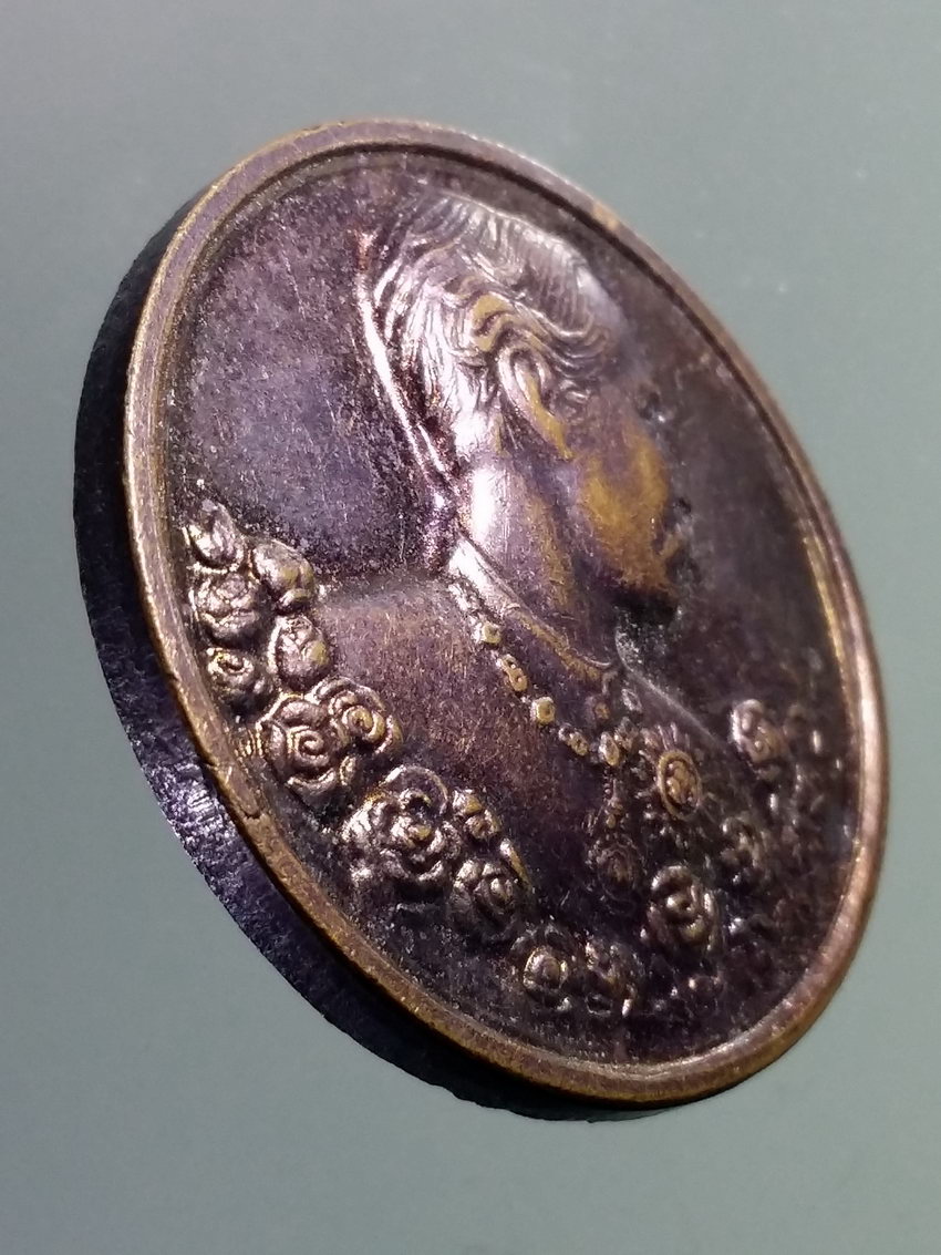 รหัสสินค้า พระมหากษัตริย์และบุคคลสำคัญ 348 เหรียญพระจุลจอมเกล้าเจ้าอยู่หัวรัชกาลที่ 5 หลังตราสัญลักษณ์ครองสิริราชสมบัติ 50 ปี ในหลวงรัชกาลที่ 9 สร้างปี 2539 วัดสุทธิวาตวราราม วัดช่องลม จังหวัดสมุทรสาคร ตอกโค๊ต 2 โคํต ก.ก.