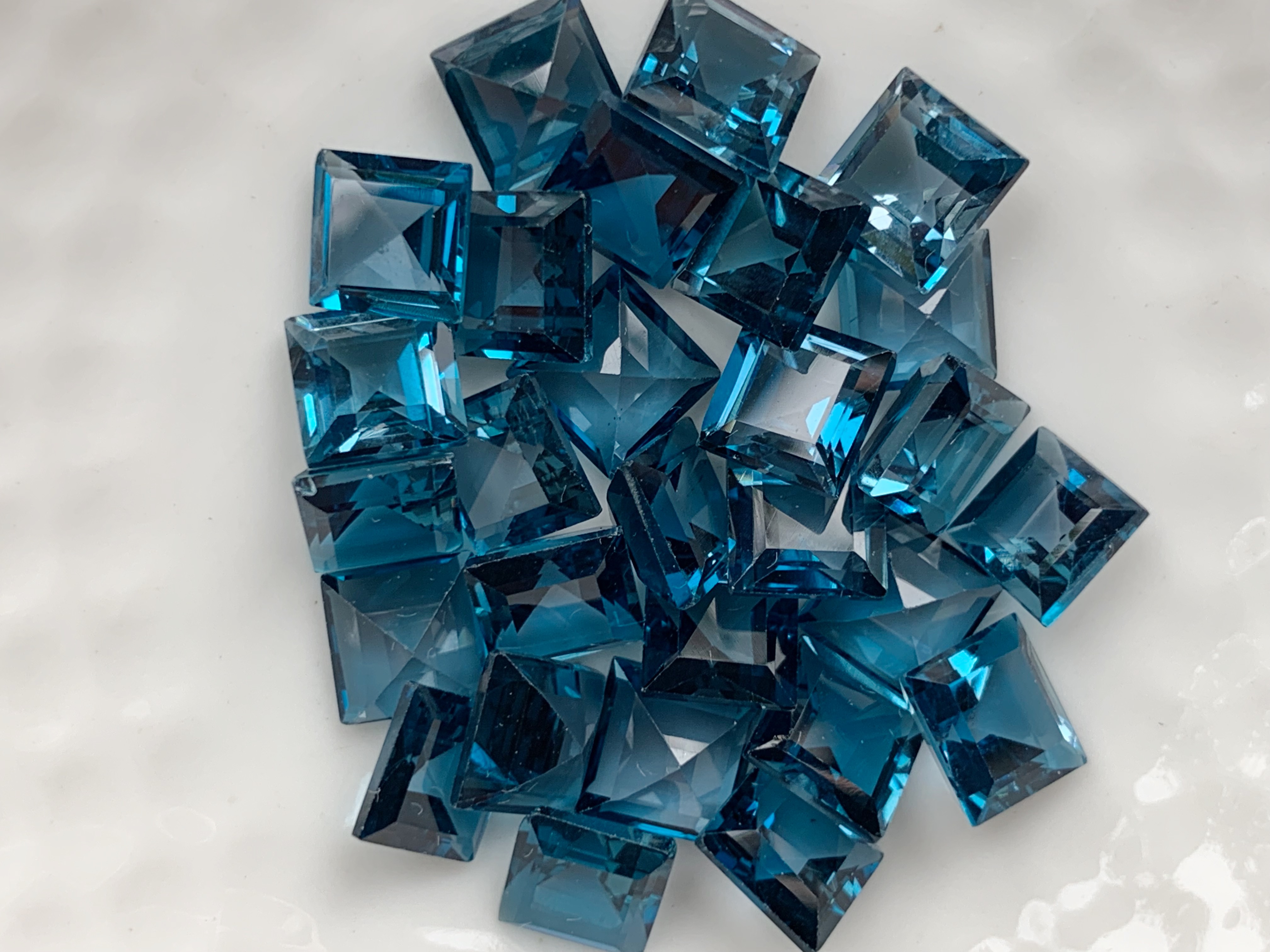 ลอนดอนบลูโทปาสสี่เหลี่ยม 6 มม. 5 กะรัต