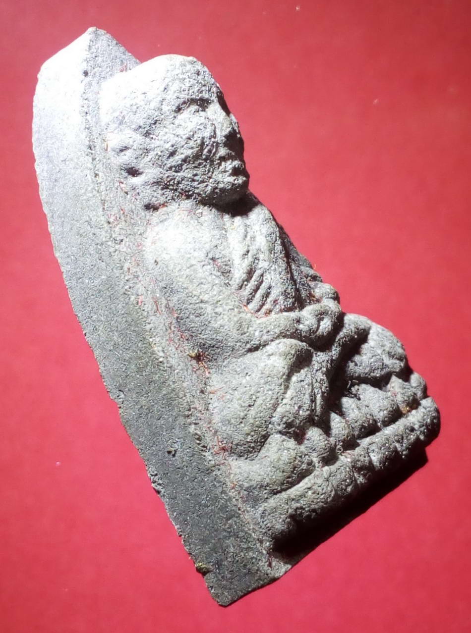 รหัสสินค้า หลวงปู่ทวด วัดต่างๆ 169 หลวงปู่ทวด ไม่ทราบวัด หลังเรียบ โรยเพชรหน้าทั่ง ฝังพลอย กดโค้ดเป็นรูปถุงเงิน ที่ถุงเงินมีตัวอักษร บ.ซ. พระรายการนี้ให้เช่าบูชาแล้ว