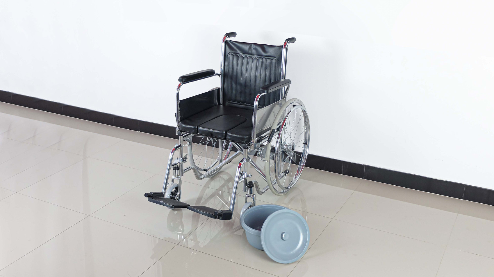 PS103 รถเข็นนั่งถ่าย เหล็กชุบโครเมี่ยม เบาะนั่งด้านหน้าดึงออกได้ พร้อมเบาะรองนั่ง