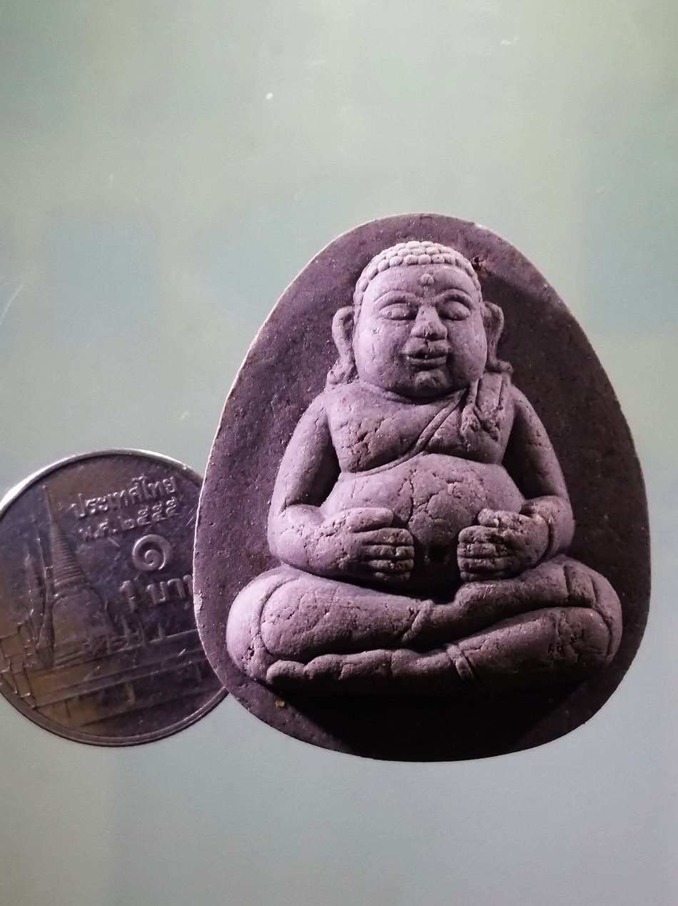 รหัสสินค้า พระเนื้อดิน เนื้อผง เนื้อว่าน 287 พระสังกัจจายน์เนื้อผง หลวงพ่อปกรณ์ วัดถ้ำผาแด่น จังหวัดสกลนคร ขนาดเทียบกับเหรียญบาท