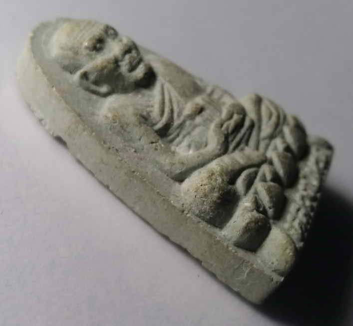 รหัสสินค้า หลวงปู่ทวด วัดต่างๆ 020 หลวงปู่ทวดเนื้อผง วัดช้างให้ จังหวัดปัตตานี รุ่นมหาราช สร้างปี 2538 ที่ระลึกเฉลิมพระเกียรติครองราชย์ 50 พรรษารัชกาลที่ 9 พระรายการนี้ให้เช่าบูชาแล้ว