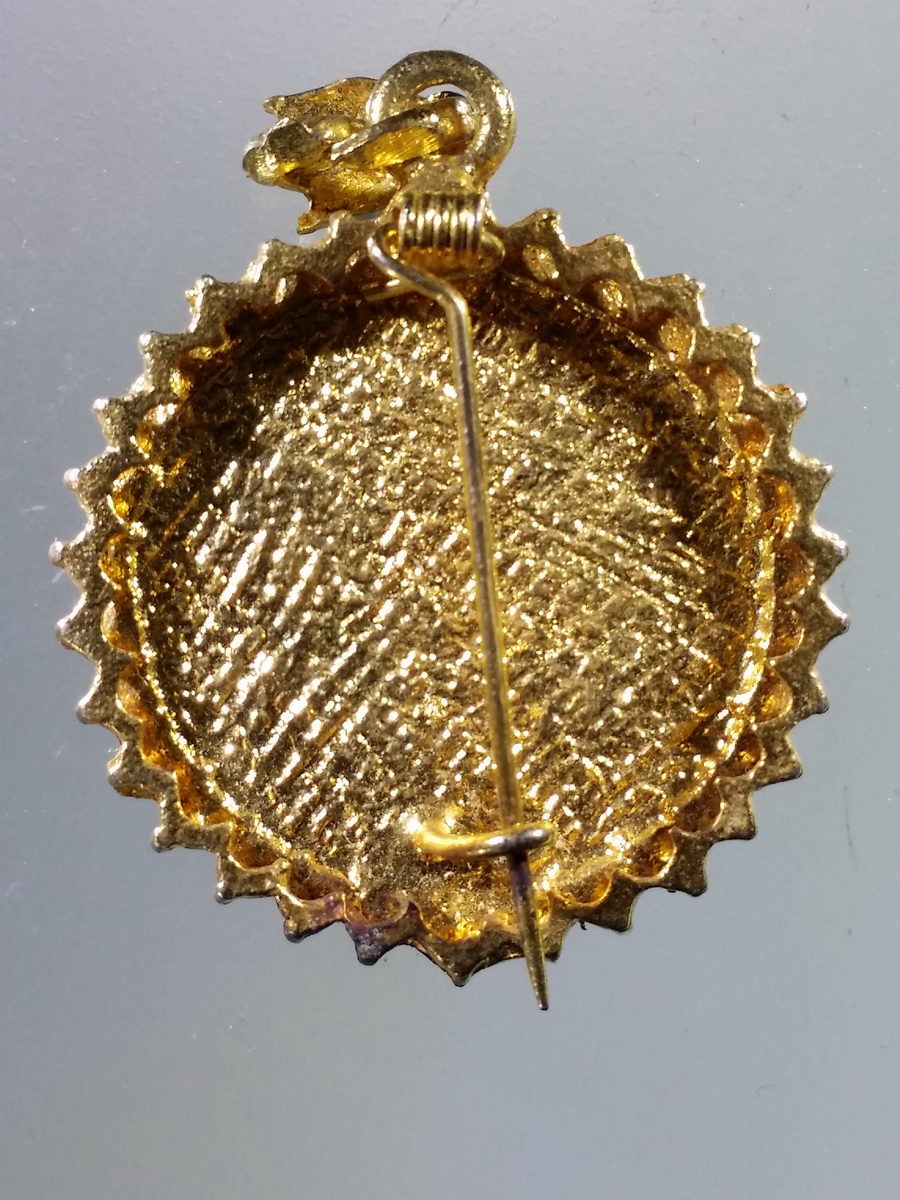 Antig Pim 171 ล็อกเก็ต เข็มกลัด กะไหล่ทอง ฝังเพชร รัชกาลที่ 5 งานเก่าน่าสะสม เพชรมีหลุดหายไป 1 เม็ด พระรายการนี้ให้เช่าบูชาแล้ว