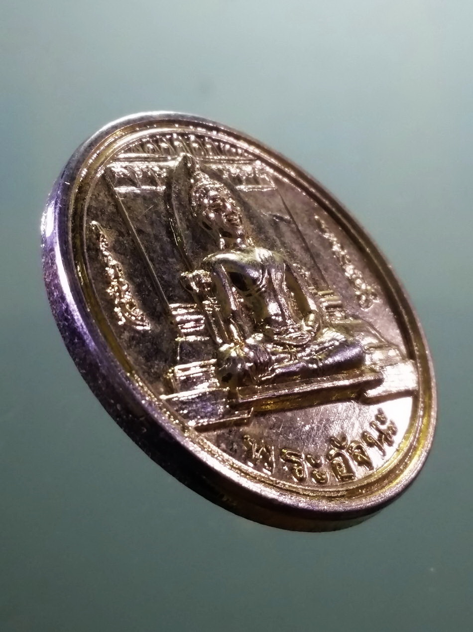 รหัสสินค้า เหรียญพระพุทธ 4112 เหรียญกลมกะไหล่ทอง พระอัจนะ ศาลจังหวัดสุโขทัย จัดสร้างปี 2534 ขนาดเมื่อเทียบกับเหรียญบาท