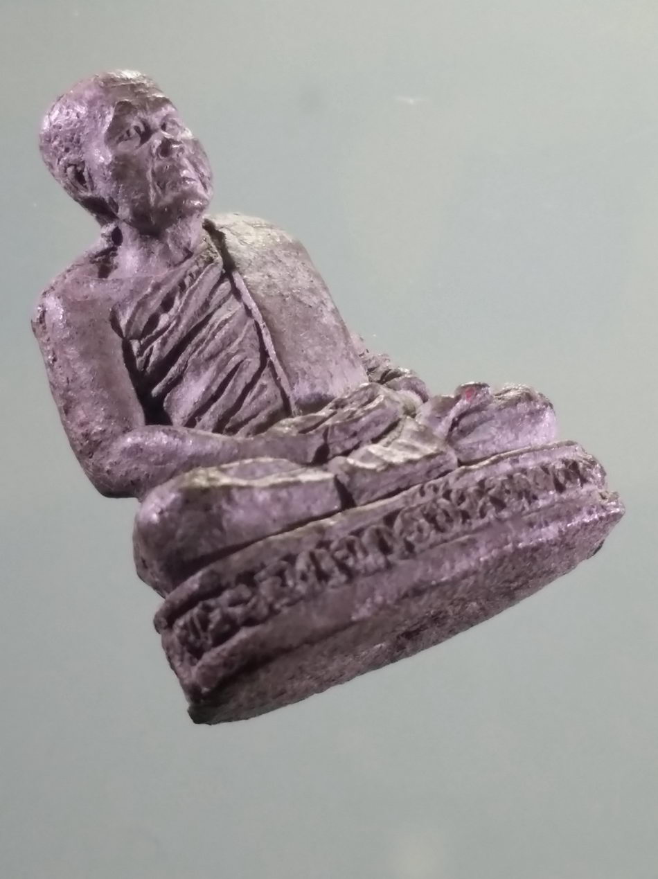 รหัสสินค้า พระเนื้อดิน เนื้อผง เนื้อว่าน 164 รูปหล่อลอยองค์ ผสมผงเก่าหลวงปู่ทวด พระอาจารย์นอง วัดทรายขาว จังหวัดปัตตานี ใต้ฐานมีรู สำหรับงัดออกจากแม่พิมพ์ กดโค้ดด้านหลัง ขนาดเทียบกับเหรียญบาท หายากสร้างน้อย ไม่ค่อยพบเจอ