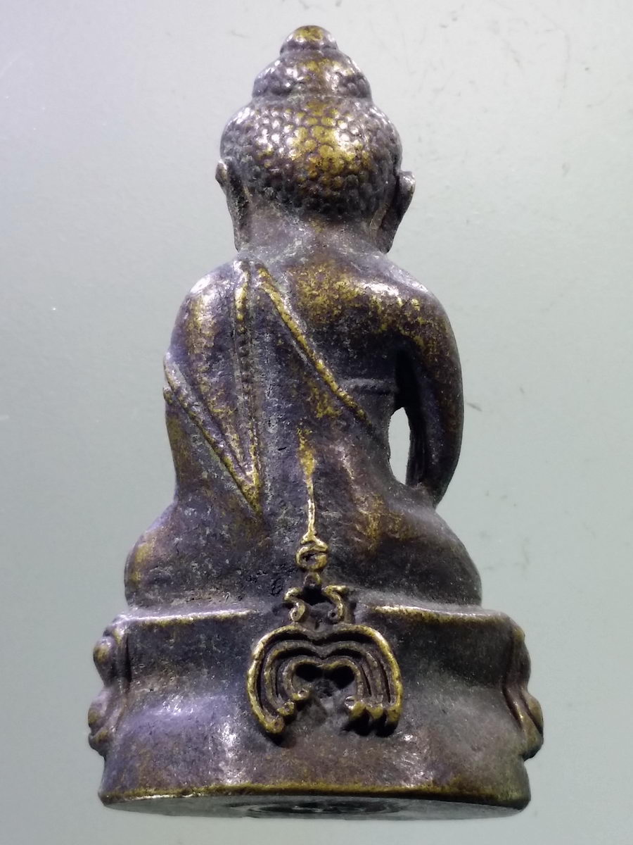 Antig FB 10539 พระกริ่ง หลังยันต์พุฒซ้อน ไม่ทราบที่ ยันต์คล้ายของหลวงพ่อแพ วัดพิกุลทอง จังหวัดสิงห์บุรี ผมหาข้อมูลทางอินเตอร์เน็ตไม่เจอครับ กริ่งเขย่าดังกังวาน