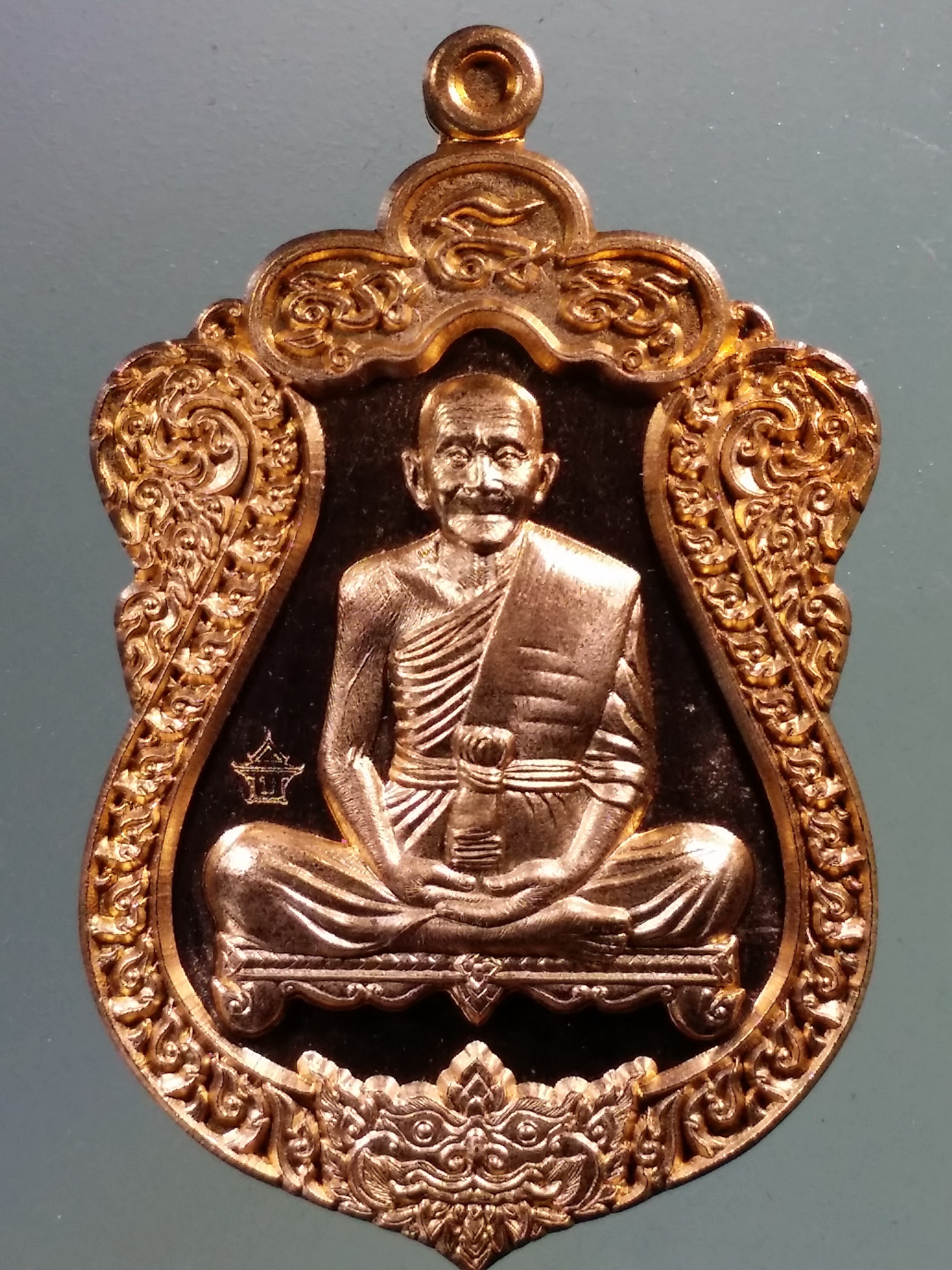 รหัสสินค้า พระมีกล่อง 2974 เหรียญพิมพ์เสมา สร้างบารมี หลังนาคเกี้ยวสมพงษ์ หลวงปู่บุญ วัดบ้านหมากมี่ อำเภอเมือง จังหวัดอุบลราชธานี สร้างปี 2560 เนื้อทองแดง ตอกโค๊ต หมายเลข 96