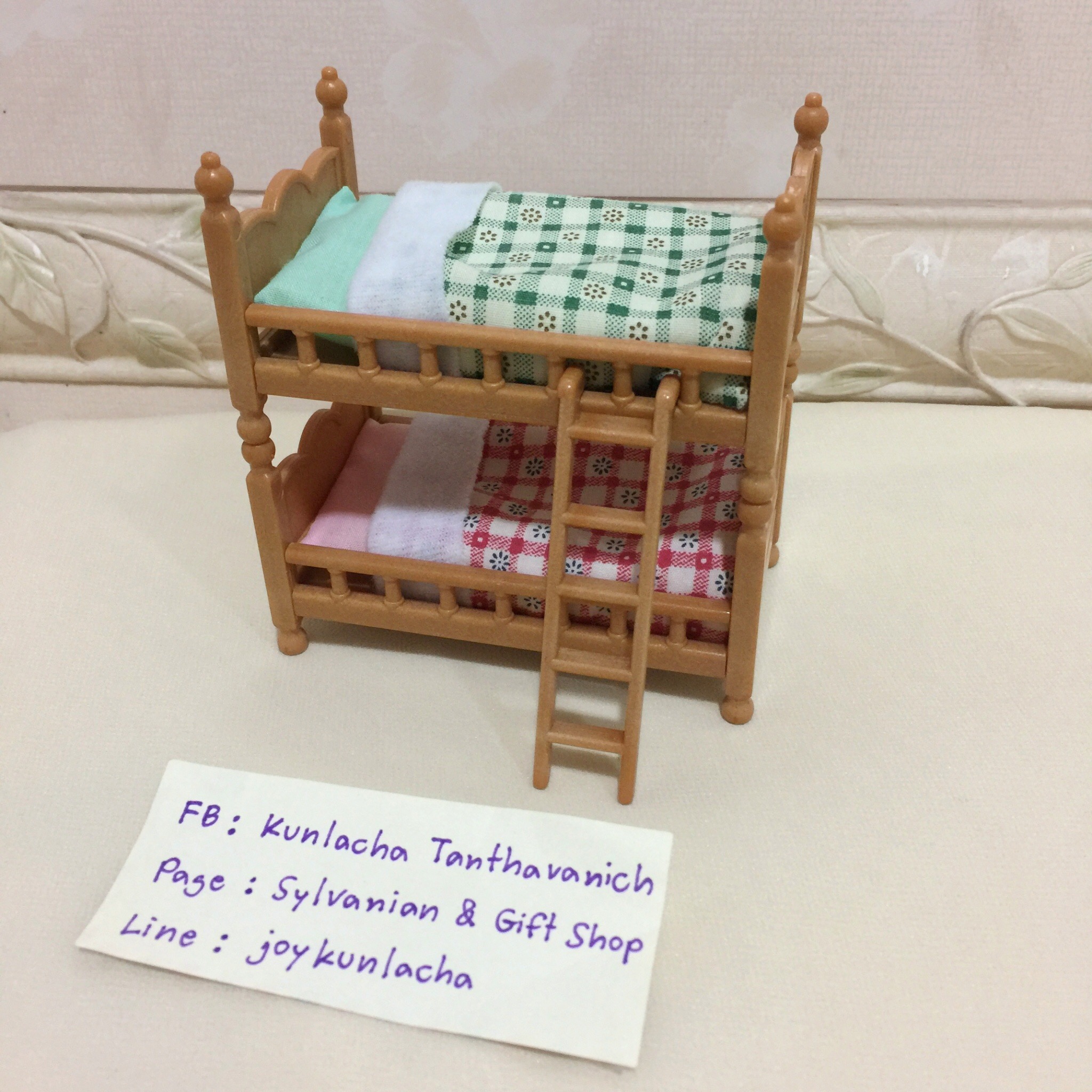 เตียงนอน 2 ชั้นของเด็ก แยกเป็น 2 เตียงได้ค่ะ มีที่นอน และผ้าห่ม ขาดหมอนนะคะ Children Bed : Sylvanian Families