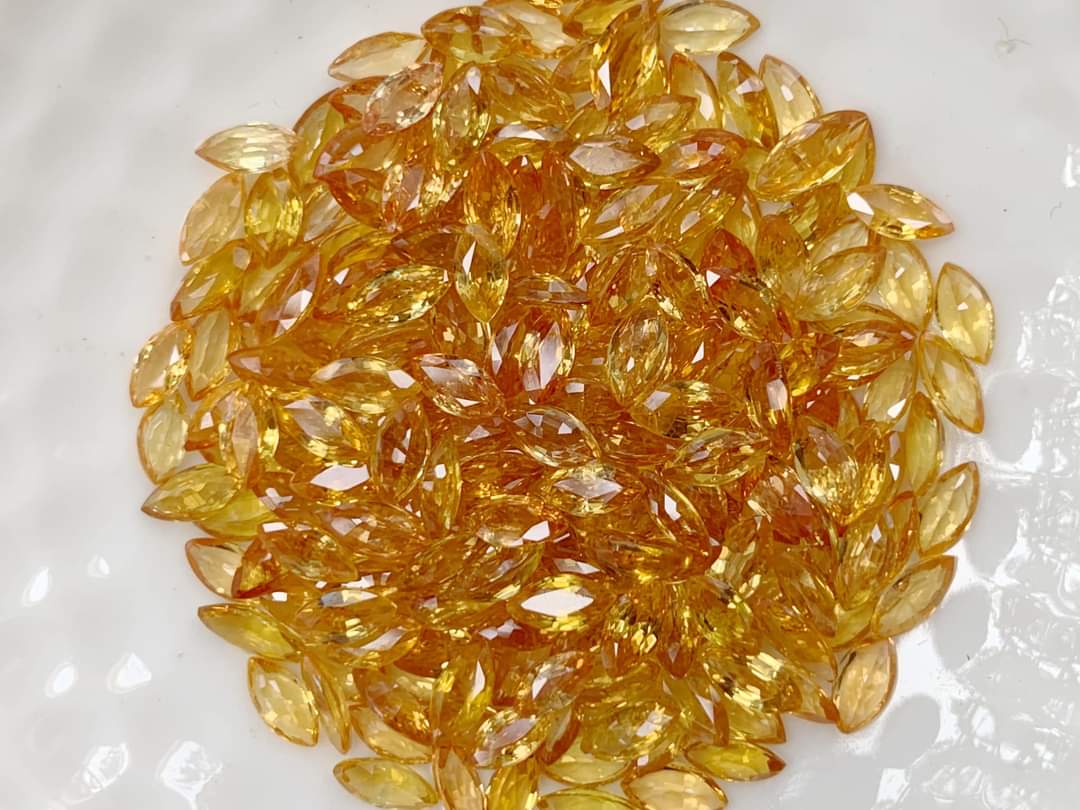 บุษราคัมมาคี 2.5x5mm. 1 กะรัต