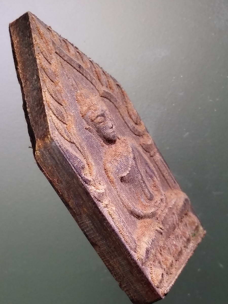 รหัสสินค้า พระมีกล่อง 432 พระขุนแผนแสนรวยทรัพย์ เนื้อไม้แกะเลเซอร์ ติดตะกรุด ติดจีวร ตอกโค๊ต หลวงปู่แสนชัย ชุตินธโร วัดราษฎร์เกรียบจังหวัดอยุธยา