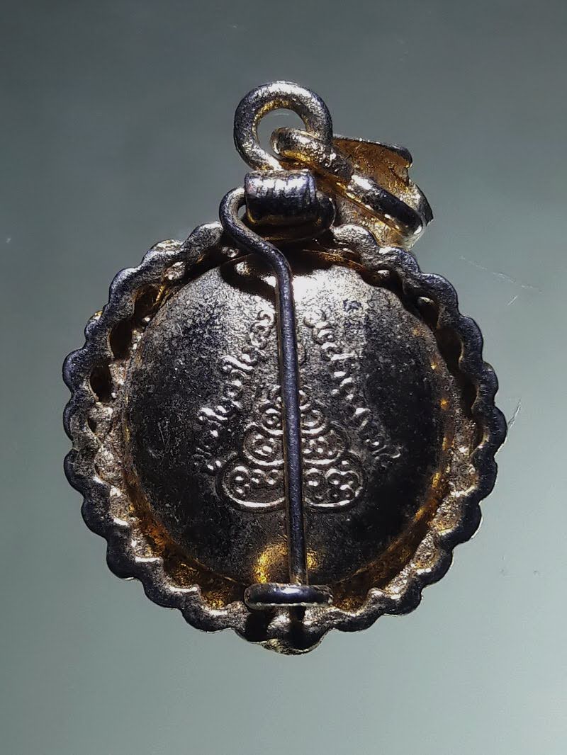 Antig FB 12864 ล็อกเก็ตเข็มกลัดกะไหล่ทอง ฝังเพชร พระอาจารย์หมอเล็ก วัดคลองใหญ่ อ.แหลมงอบ จ.ตราด หายาก สร้างน้อย ไม่ค่อยพบเจอ