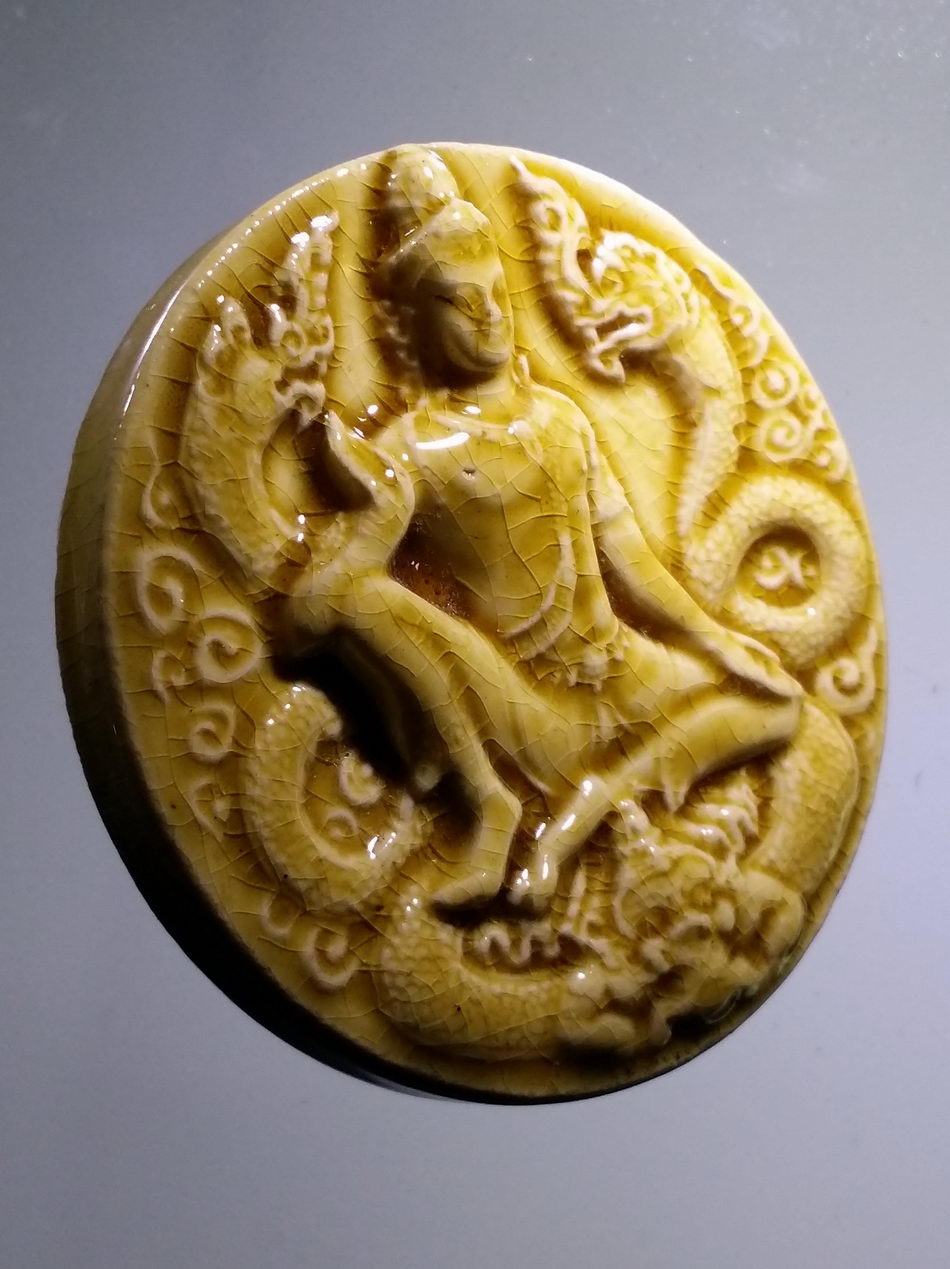 รหัสสินค้า จตุคามรามเทพ 913 พระเทวราชโพธิสัตว์จตุคามรามเทพ เนื้อกระเบื้องเคลือบเหลือง รุ่นมหาเศรษฐีบุญฤทธิ์ หลวงพ่อจอน วัดบุญฤทธิ์ จังหวัดนครราชสีมา จัดสร้าง ปี 2550