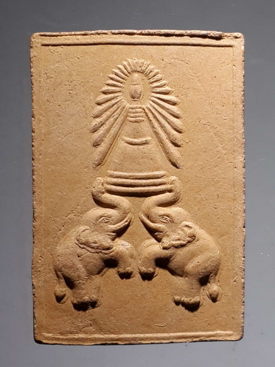 รหัสสินค้า พระไม่ทราบที่ 380 พระพุทธปางปฐมเทศนา เนื้อดินเผา หลังช้างคู่แบกเจดีย์ ไม่ทราบที่ พระรายการนี้ให้เช่าบูชาแล้ว