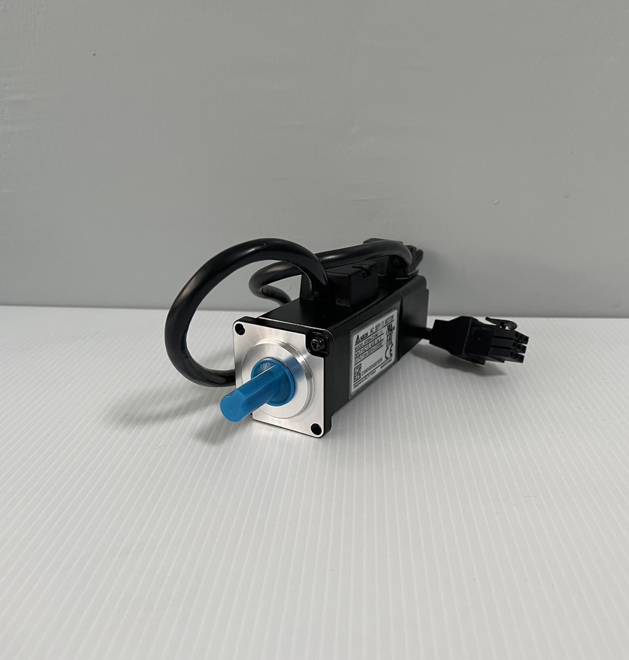 Delta servo motor ECMA-C20401RS 100W key waywith oil seal/screw hole