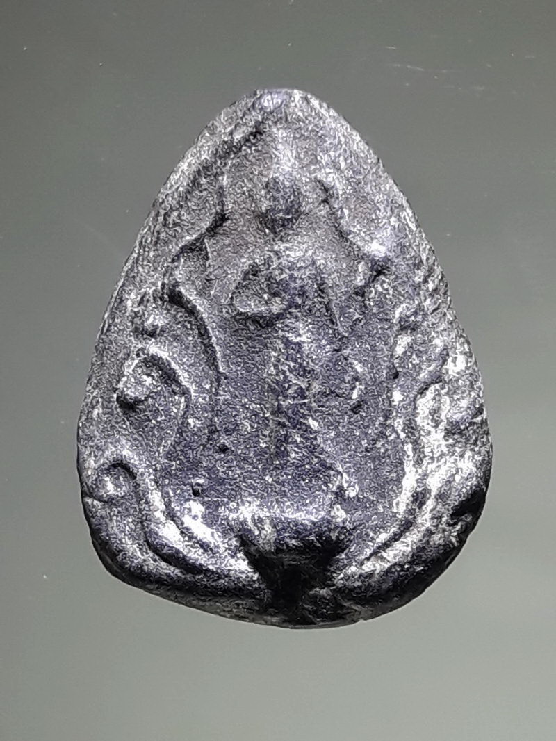 รหัสสินค้า พระเนื้อดิน ผง ว่าน 10470 พระกลีบบัวลีลาเปลวเพลิง ข้างรัศมี หลวงพ่ออ่ำ วัดชีปะขาว สุพรรณบุรี ปี 2475