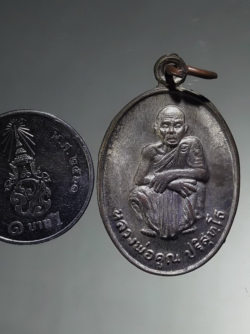 รหัสสินค้า เหรียญคณาจารย์ 7508 เหรียญหลวงพ่อคูณ วัดบ้านไร่ รุ่นเสาร์ 5 คูณทวีเหลือกินเหลือใช้ สร้างปี 2536 เป็นเหรียญกะไหล่เงินครับ