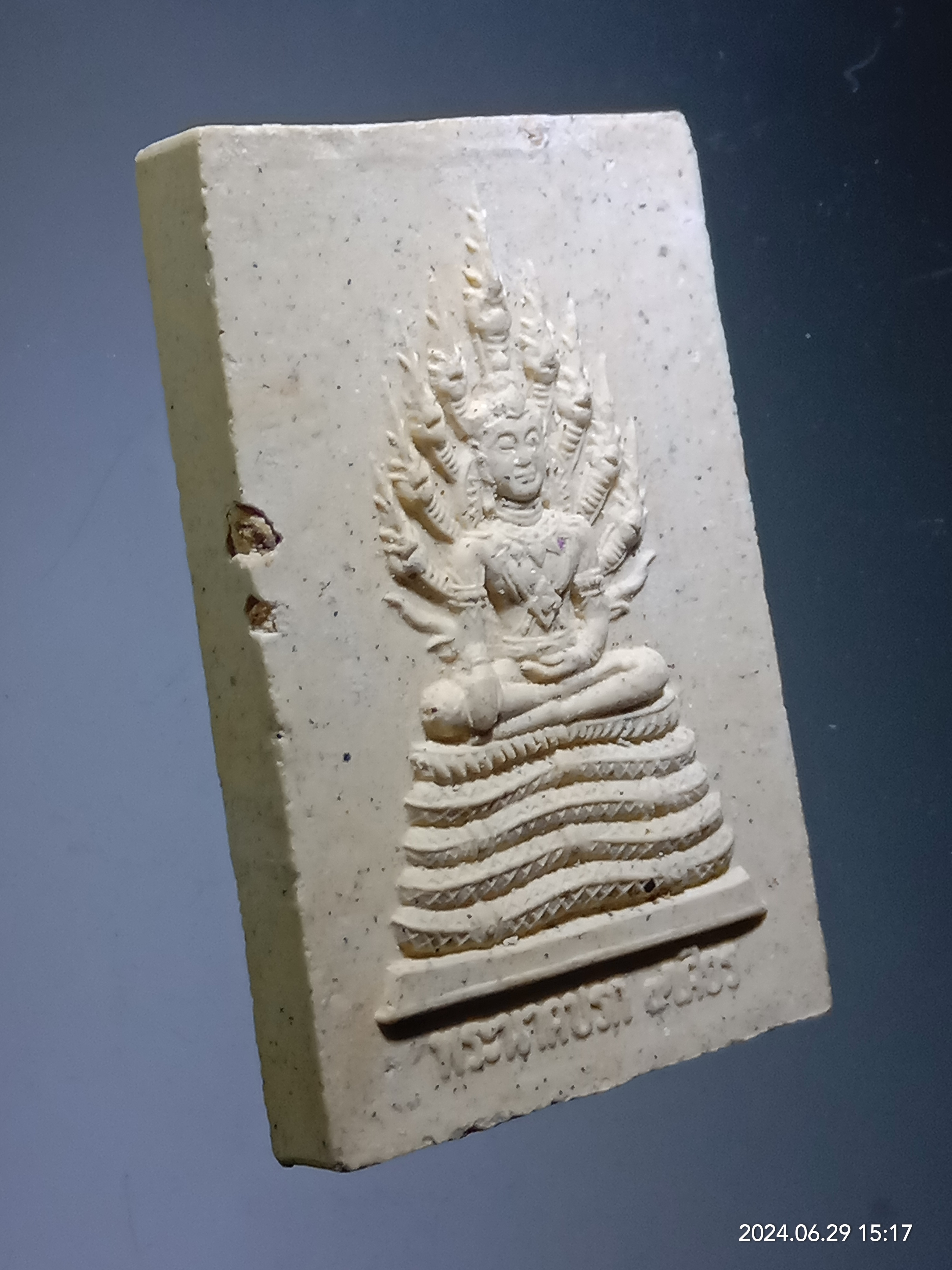 รหัสสินค้า พระเนื้อดิน เนื้อผง เนื้อว่าน 368 พระนาคปรก 9 เศียร เนื้อผง หลังพระอุดมโชคชัยเกตุปทุมมาลา พระเมืองบังบด มีมวลสารติดอยู่ที่ขอบองค์พระนะครับ