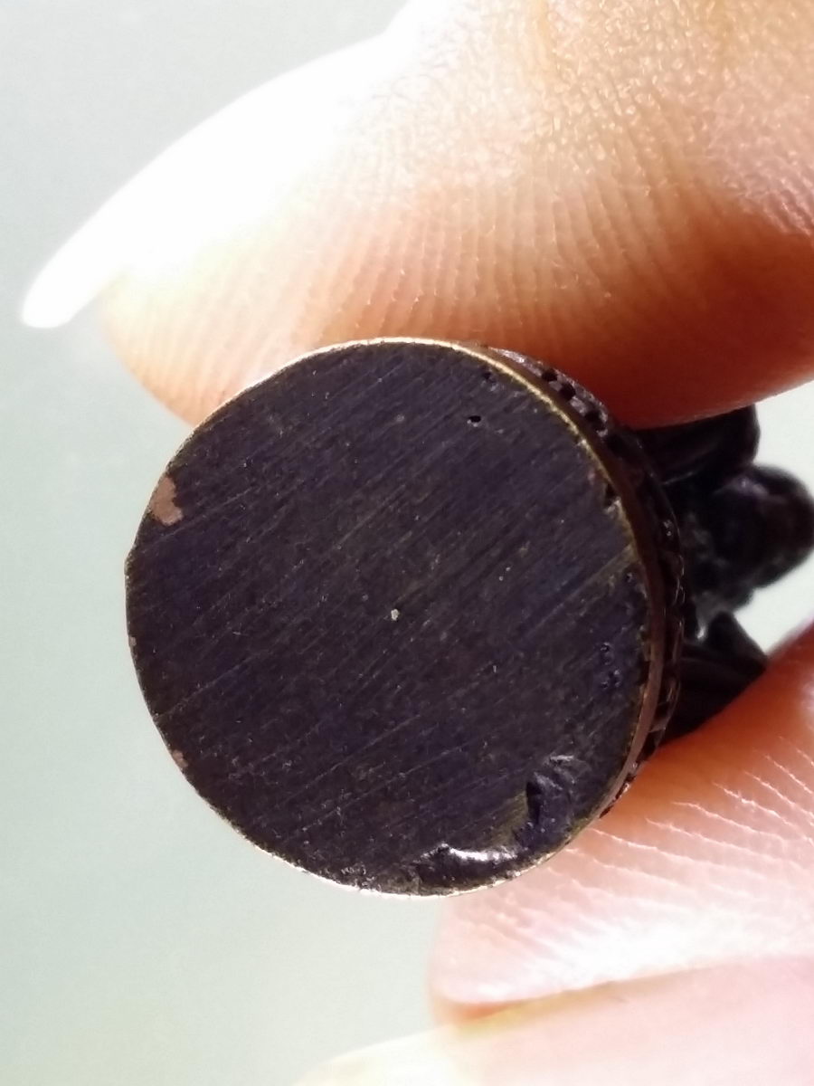 Antig Pim 098 หนุมานเนื้อนวโลหะ หลวงพ่อสาคร วัดหนองกรับ จังหวัดระยอง ตอกโค๊ต ที่ฐาน ด้านหน้า