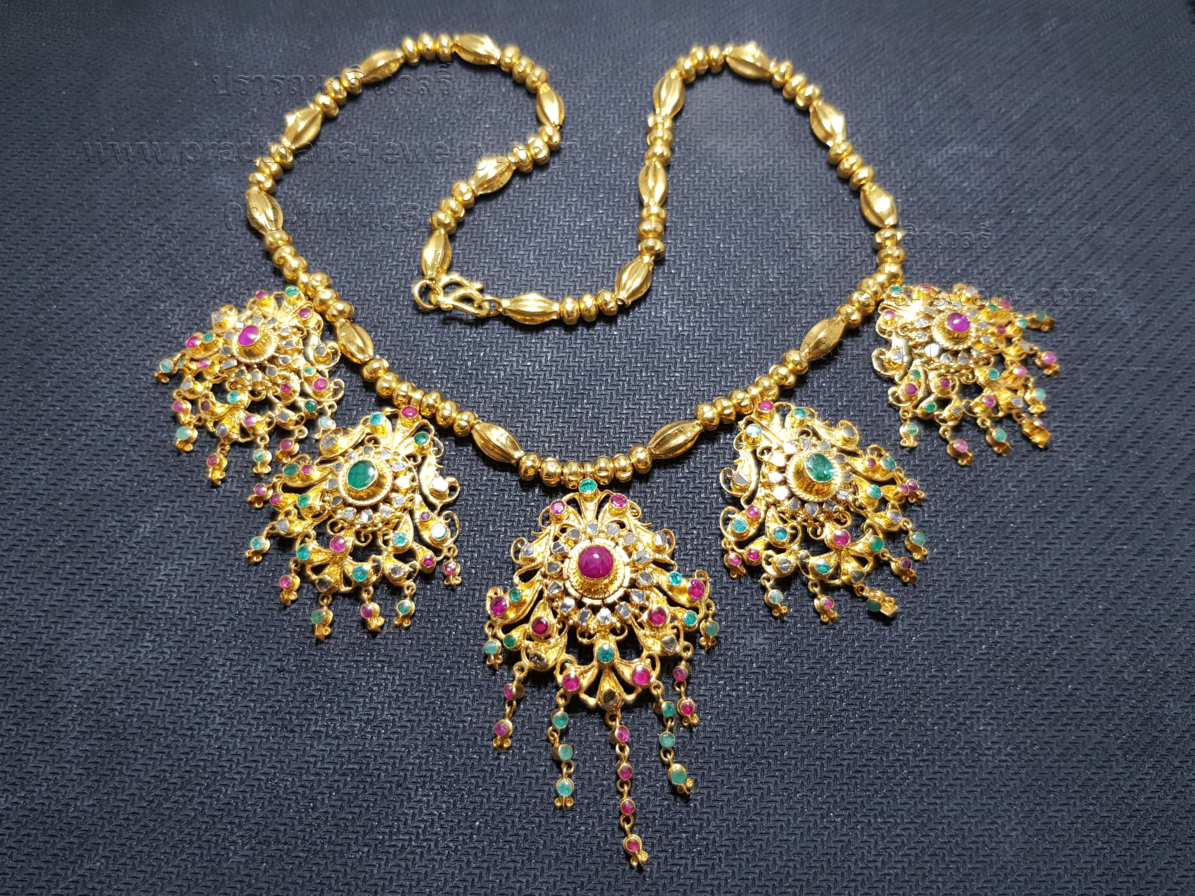 สร้อยคออุบะห้าช่อสามสี