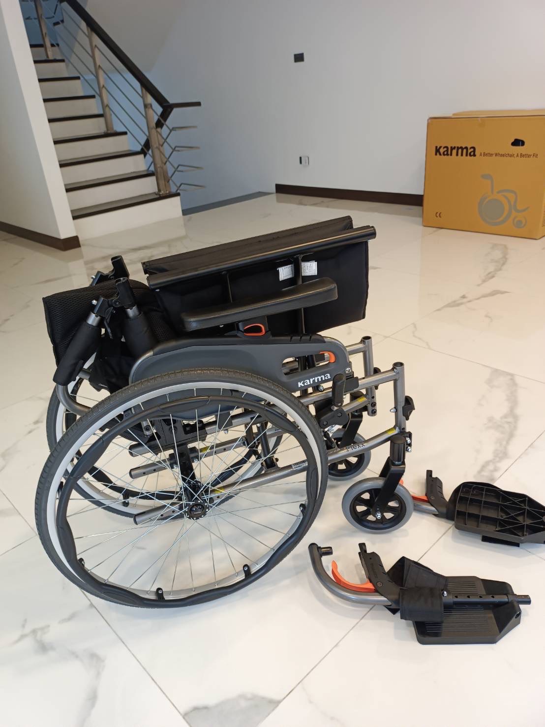 รถเข็นอลูมินัมอัลลอยด์คาร์ม่า KARMA รุ่น FLEXX (KM-8522) เบาะกว้างพิเศษ 20 นิ้ว รองรับน้ำหนักสูงสุด 130 กิโลกรัม เหมาะสำหรับ คนมีรูปร่างใหญ่, คนที่มีน้ำหนักมาก, คนไซร์ฝรั่ง, สูง ใหญ่ ของแท้ รับประกันศูนย์ไทย 5 ปี