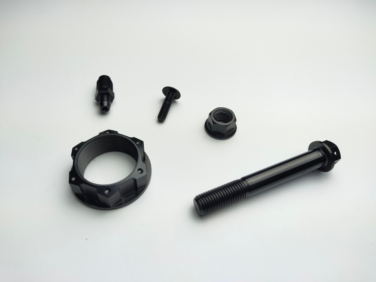 ตัวอย่างอะไหล่น็อตทำสีดำไทเทเนียม | PVD Coating