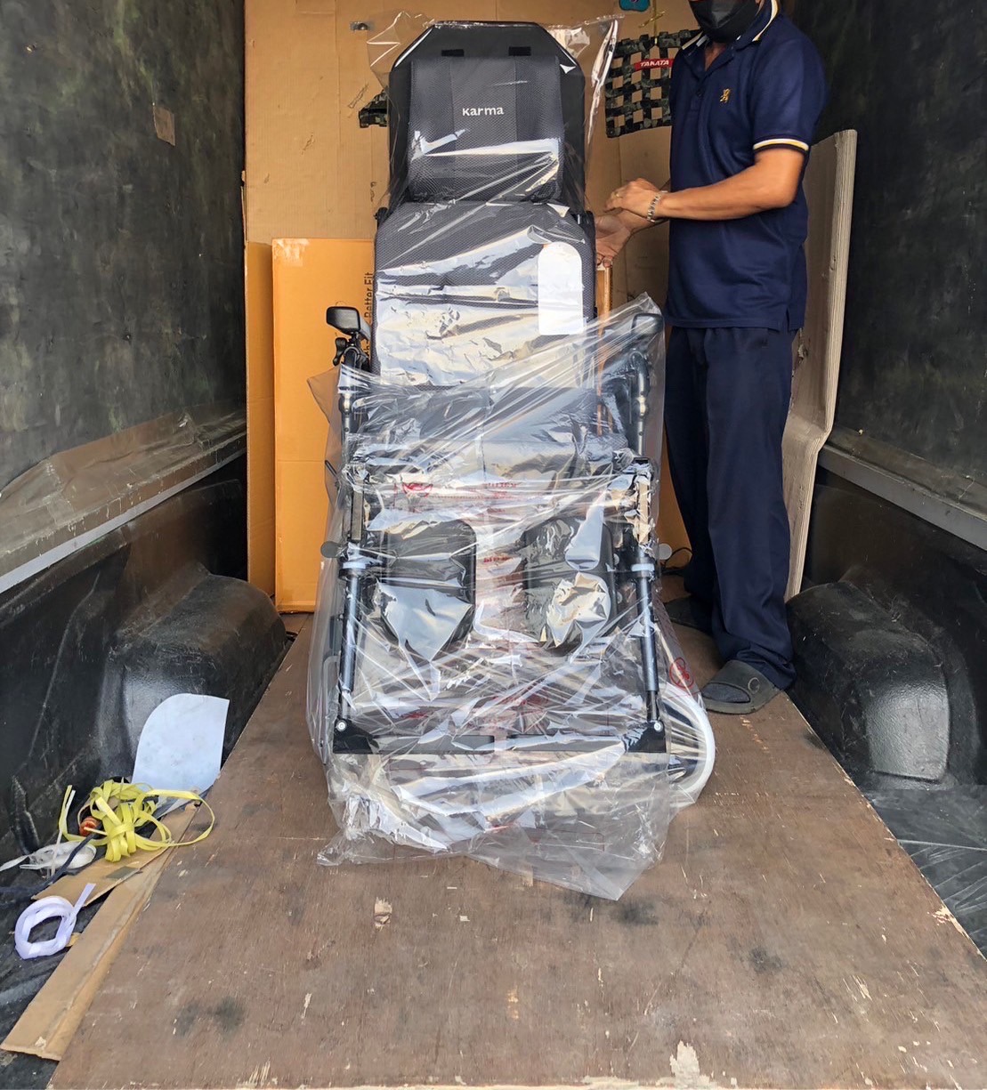 รถเข็นปรับเอนนอนได้ อลูมินัมอัลลอยด์คาร์ม่า รุ่น MVP502 (WheelChair KARMA MVP 502) ปรับเอนนอนได้ 170 องศา ที่วางแขนยกเปิดได้ โครงพักเท้ายืดตรงได้ พับเก็บได้ + แถมฟรี สายคาดลำตัวกันตก ของแท้ รับประกันศูนย์ไทย 5 ปี รุ่น TOP (Best Seller)