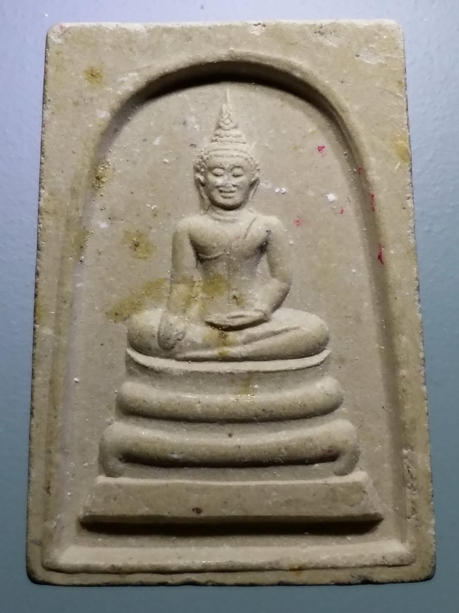 รหัสสินค้า พระเนื้อดิน เนื้อผง เนื้อว่าน 2971 พระพุทธเนื้อผงสะดุ้งกลับ หลวงพ่อเคลือบ วัดหนองกระดี่ จังหวัดอุทัยธานี