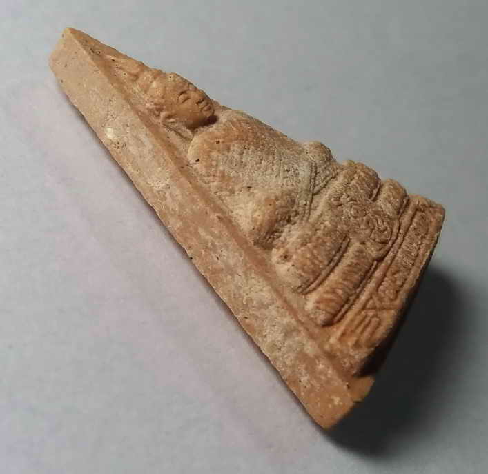 รหัสสินค้า กรุงเทพ 059 พระแก้วมรกตเนื้อผง วัดพระศรีรัตนศาสดาราม หลังตราสัญลักษณ์พิธีกาญจนาภิเษก ปี 2539 พระรายการนี้ให้เช่าบูชาแล้ว