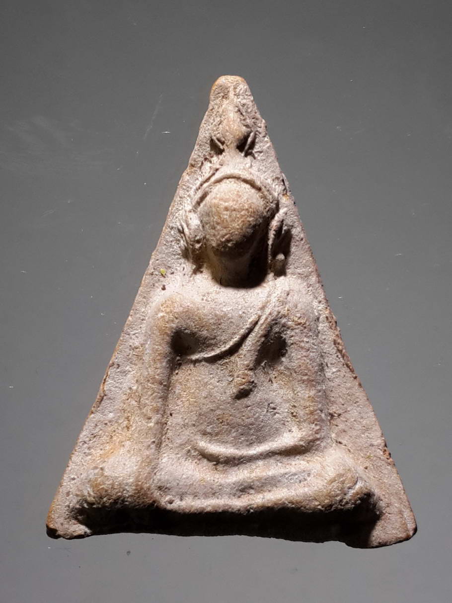 รหัสสินค้า พระไม่ทราบที่ 395 พระนางพญา เนื้อดินเผา หลังเรียบ ไม่ทราบที่