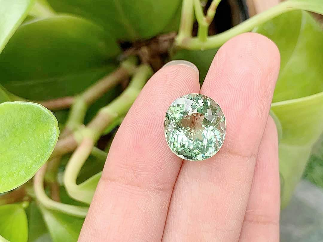 พลอยทัวมาลีนไข่ สีเขียวมิ้นท์ 8.26 กะรัต 1 เม็ด