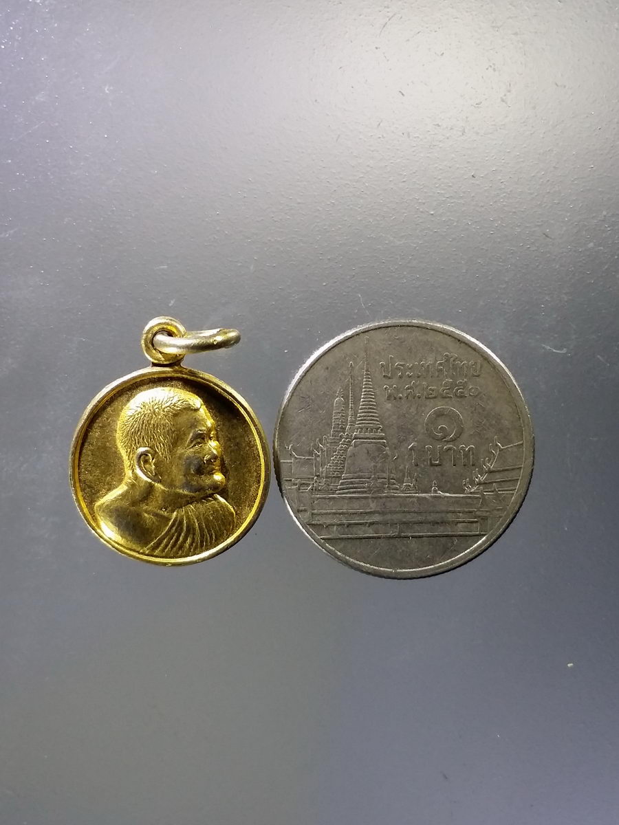 Antig Pim 029 เหรียญกลมเล็กกะไหล่ทอง หลังดอกบัว ฉลองอายุครบ 98 ปี หลวงปู่แหวน วัดดอยแม่ปั๋ง จังหวัดเชียงใหม่ สร้างปี 2528 เปลี่ยนสภาพสวยมากท่านสุภาพสตรีไม่ควรพลาดครับ