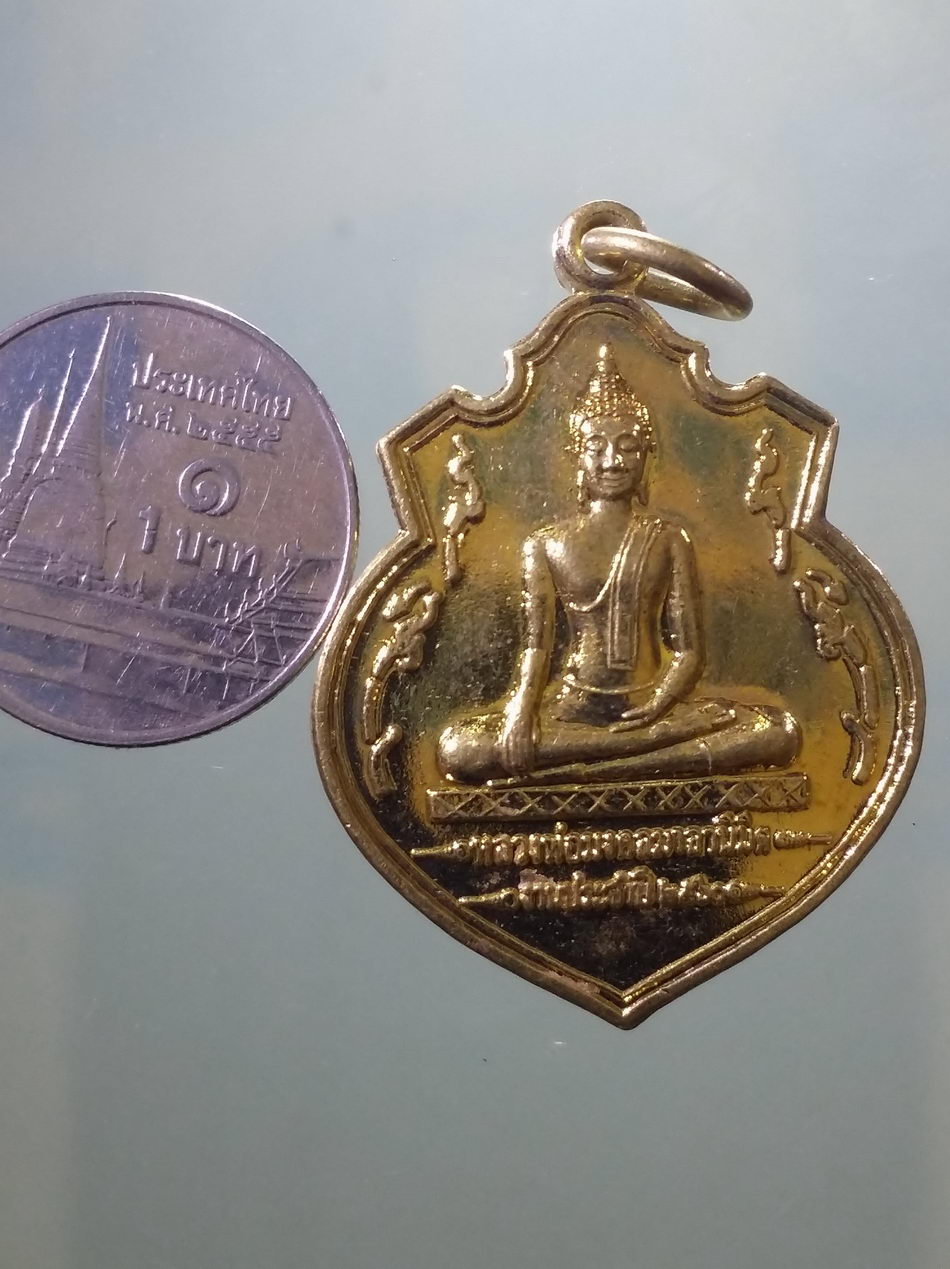 รหัสสินค้า เหรียญพระพุทธ 4138 เหรียญทองฝาบาตร หลวงพ่อมงคลมาลานิมิต หลังพญาครุฑ วัดลำพญา อำเภอบางเลน จังหวัดนครปฐม รุ่นมีเงินมีทอง ขนาดเมื่อเทียบกับเหรียญบาท